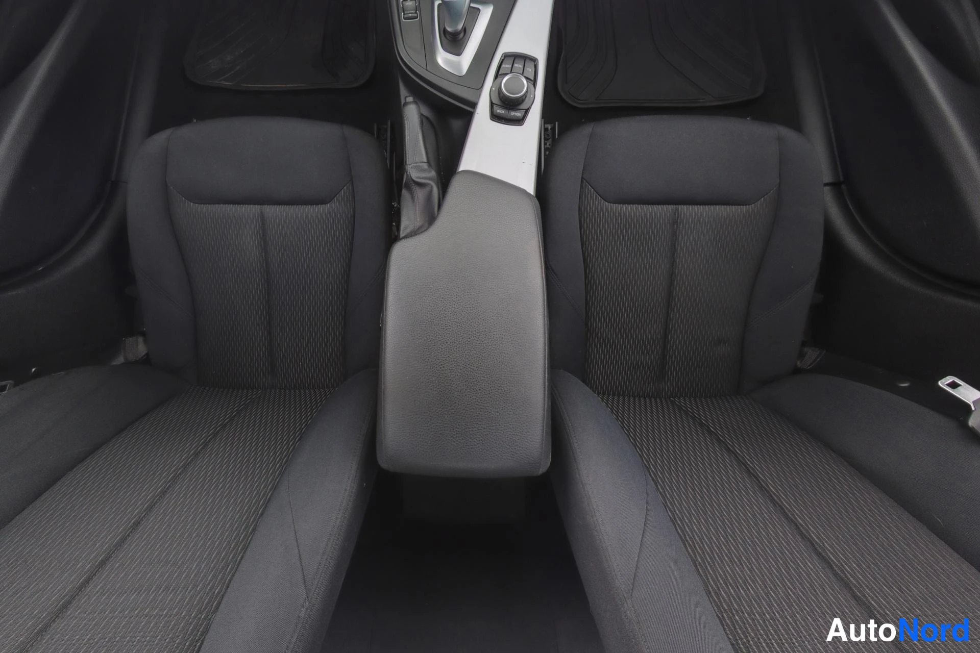 Harmaa BMW 320i 2013, etuistuimet, kuva 11