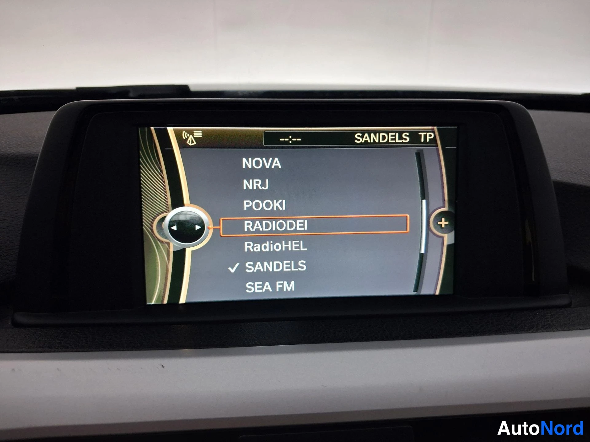 Harmaa BMW 320i 2013, yksityiskohta, kuva 16