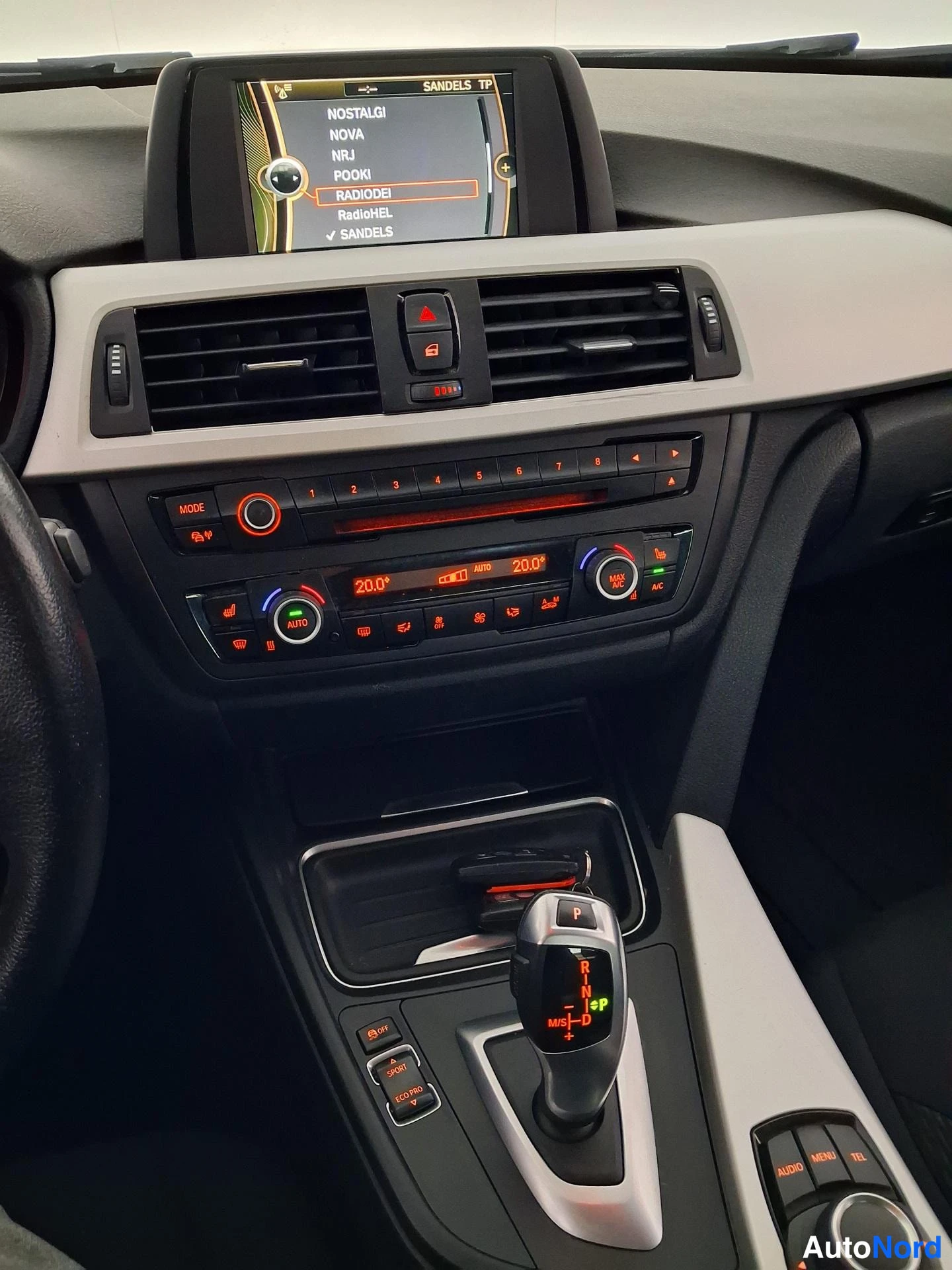 Harmaa BMW 320i 2013, yksityiskohta, kuva 17