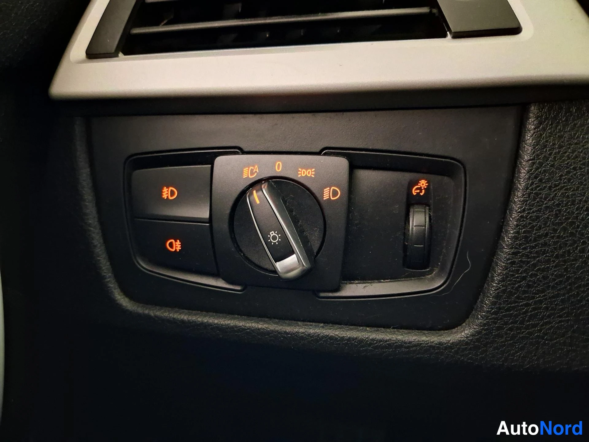 Harmaa BMW 320i 2013, yksityiskohta, kuva 20