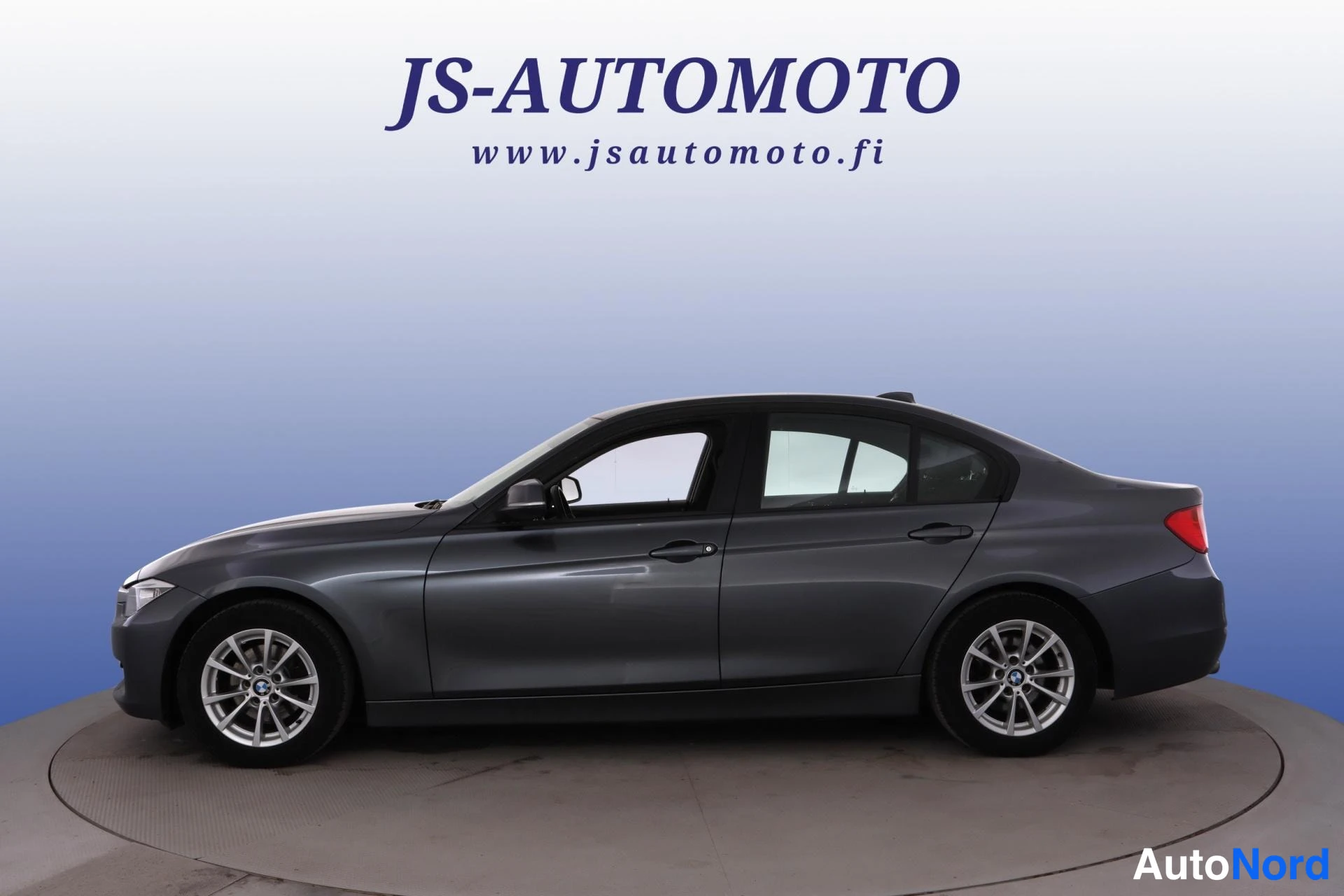 Harmaa BMW 320i 2013, sivulta, kuva 4