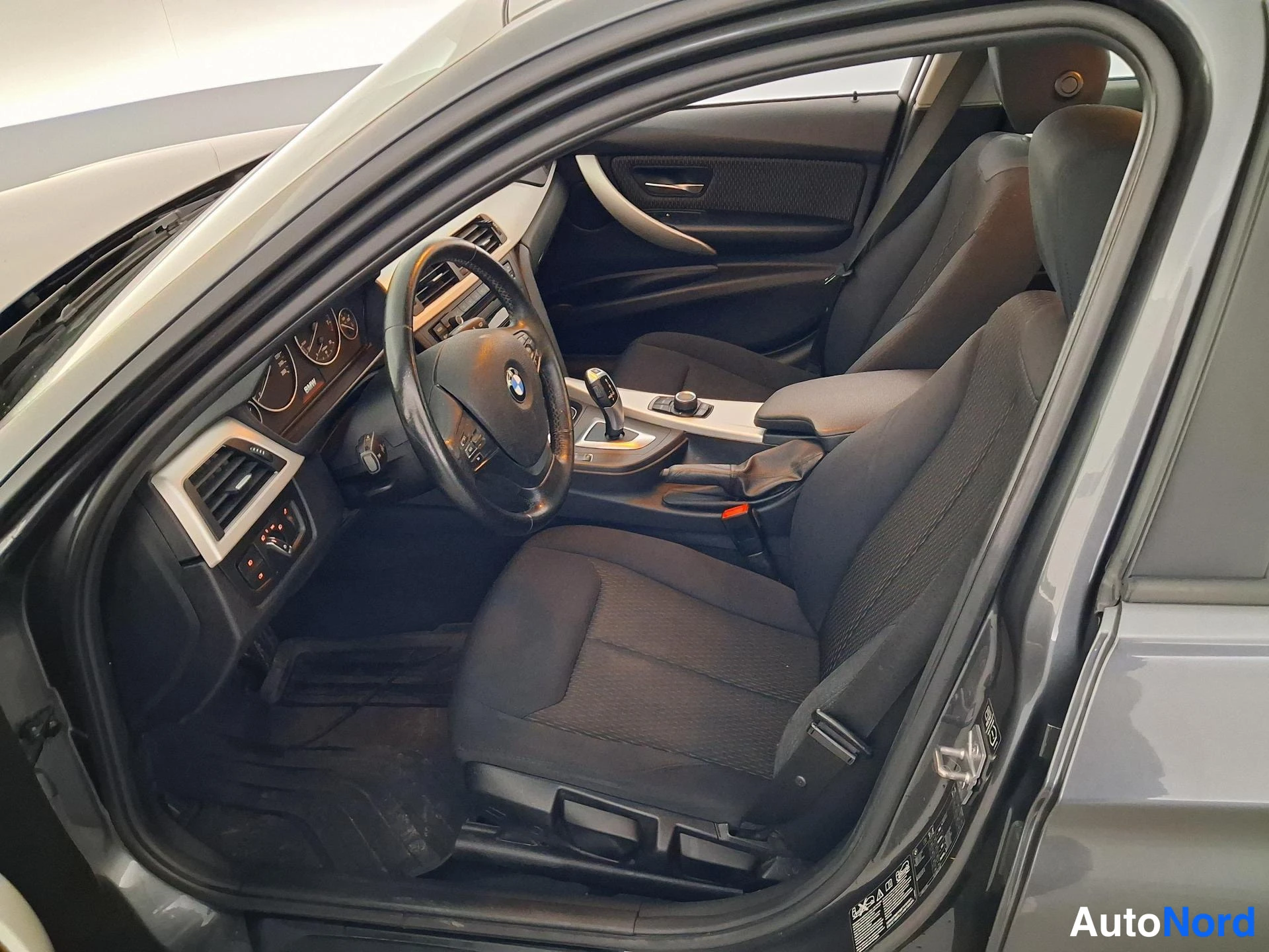 Harmaa BMW 320i 2013, ohjaamo, kuva 7