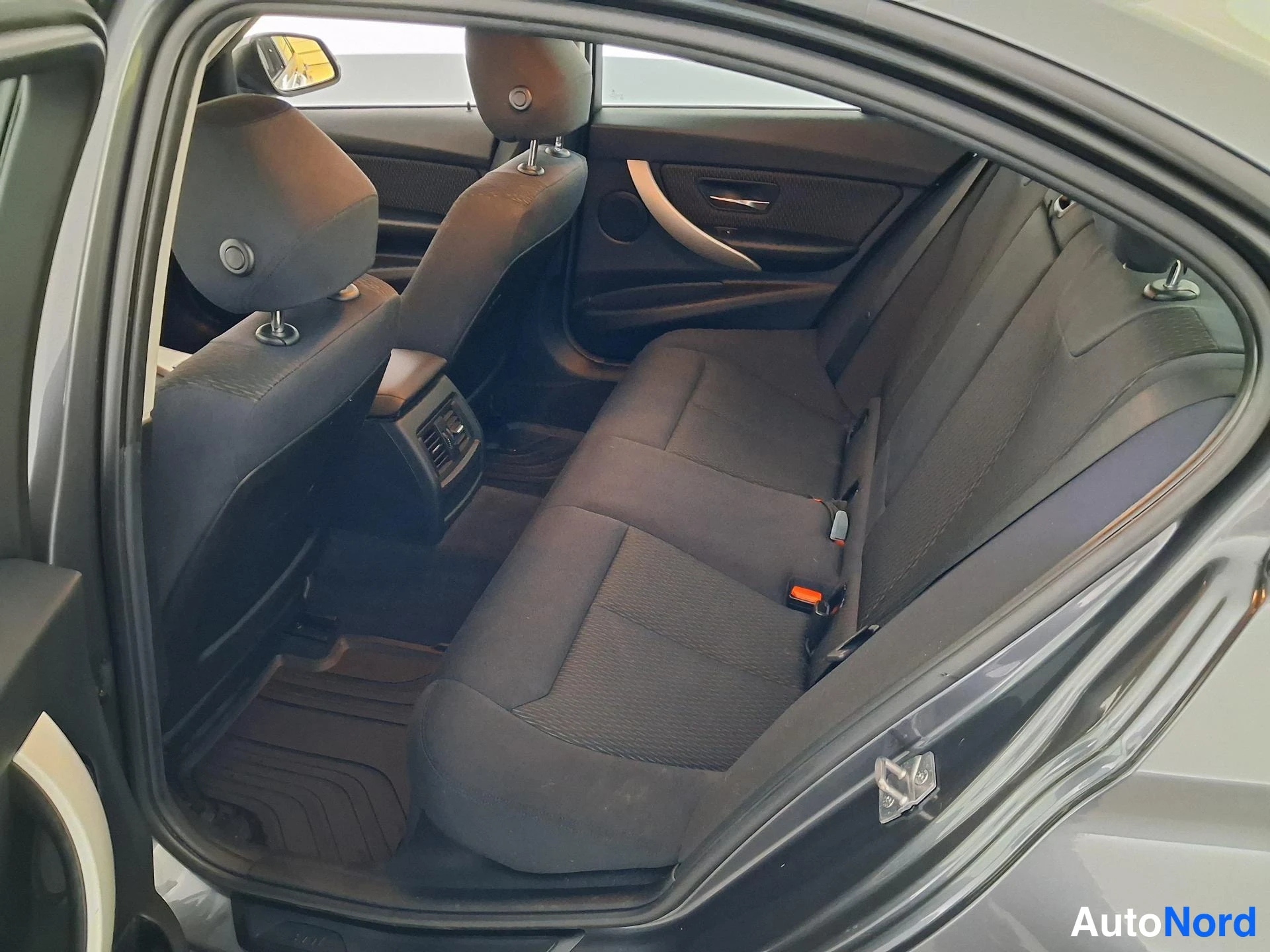 Harmaa BMW 320i 2013, takaistuimet, kuva 12
