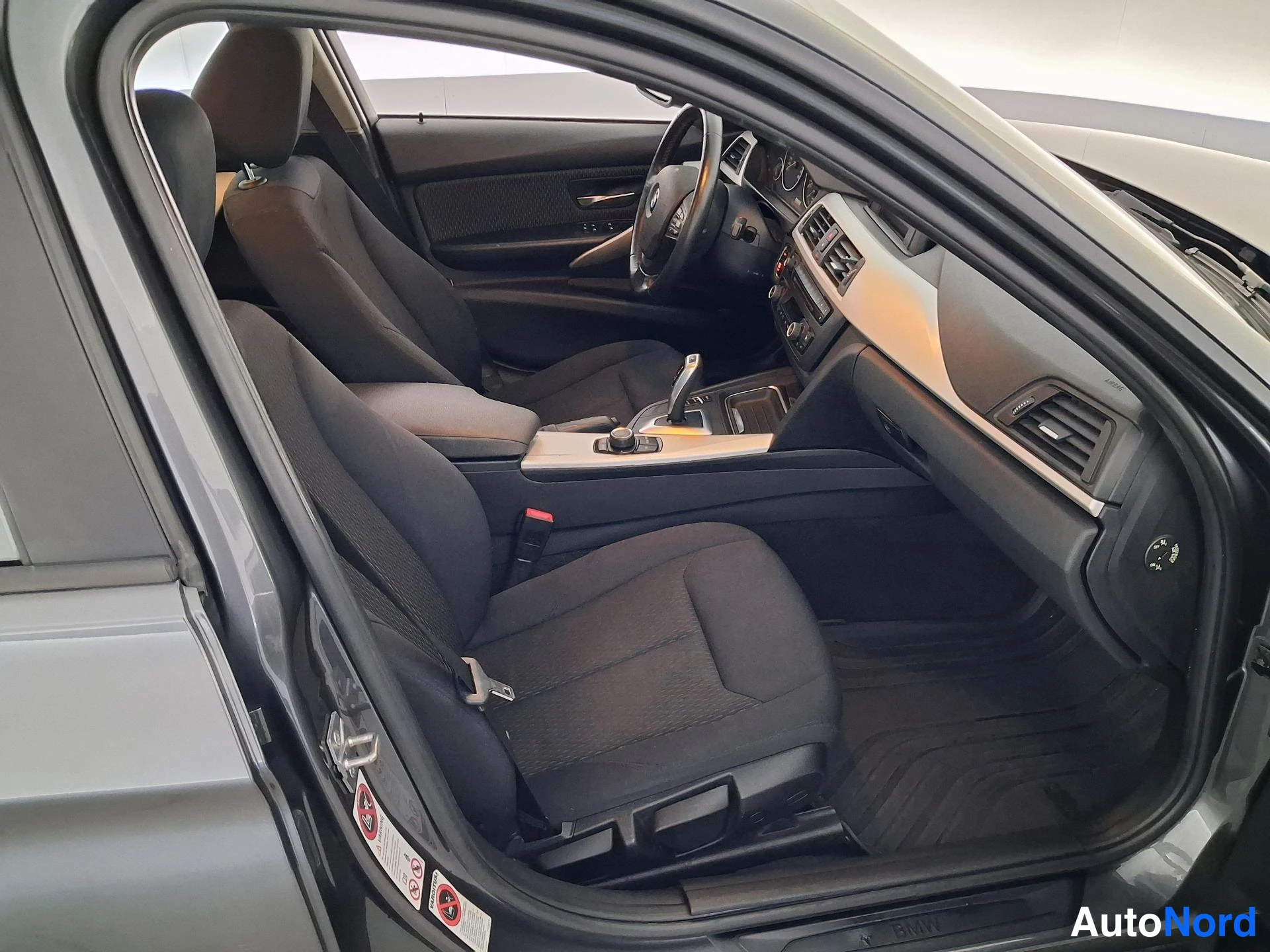 Harmaa BMW 320i 2013, etuistuimet, kuva 10
