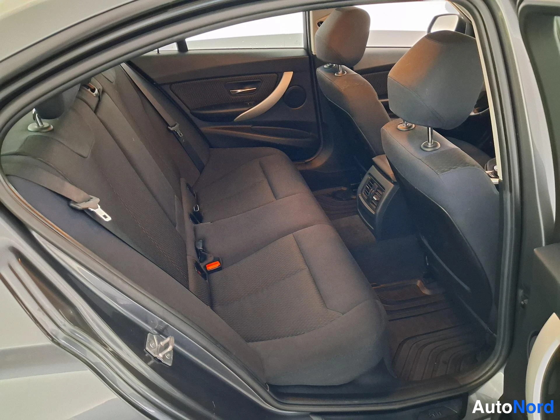 Harmaa BMW 320i 2013, takaistuimet, kuva 13