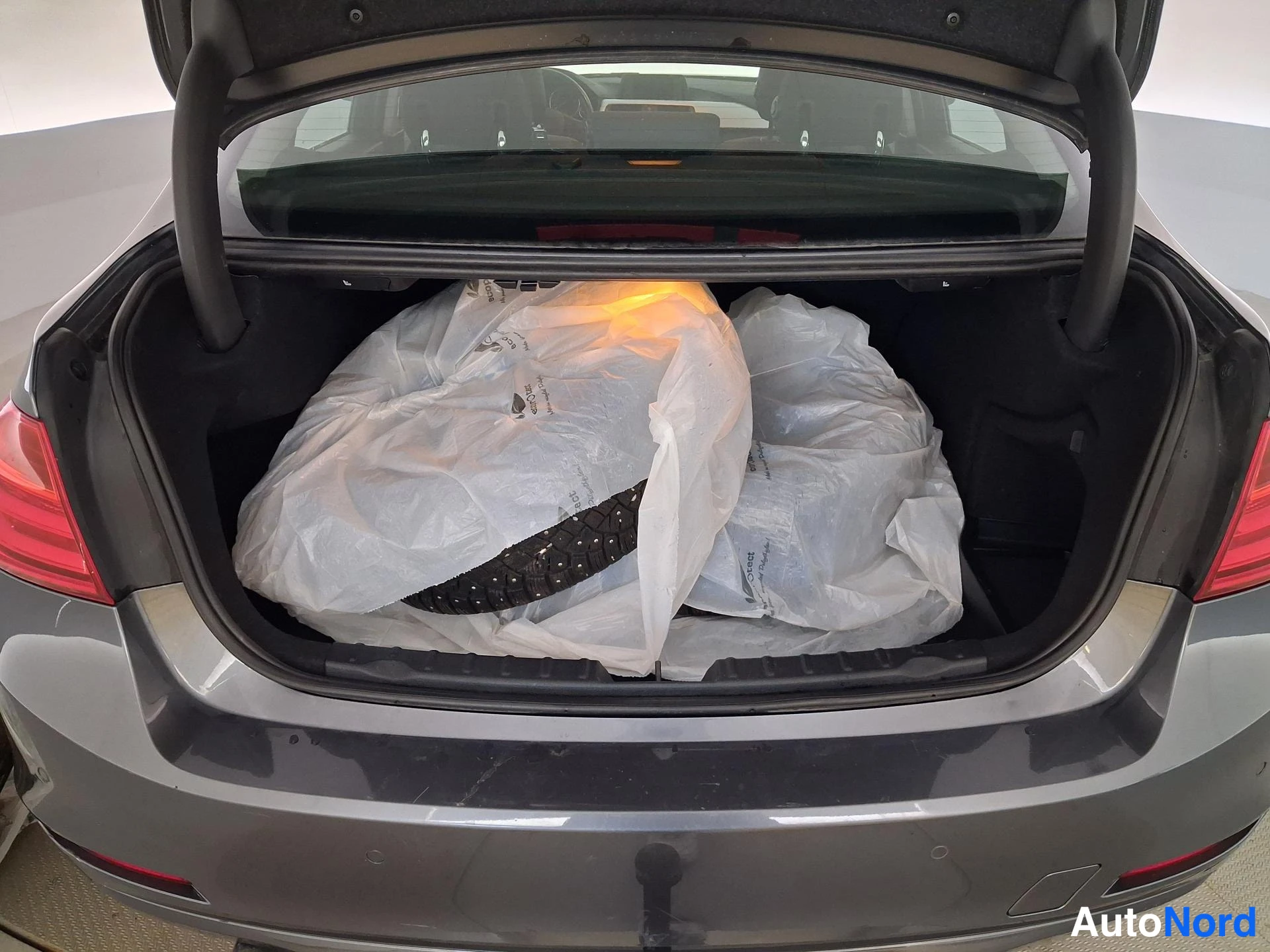 Harmaa BMW 320i 2013, tavaratila, kuva 14
