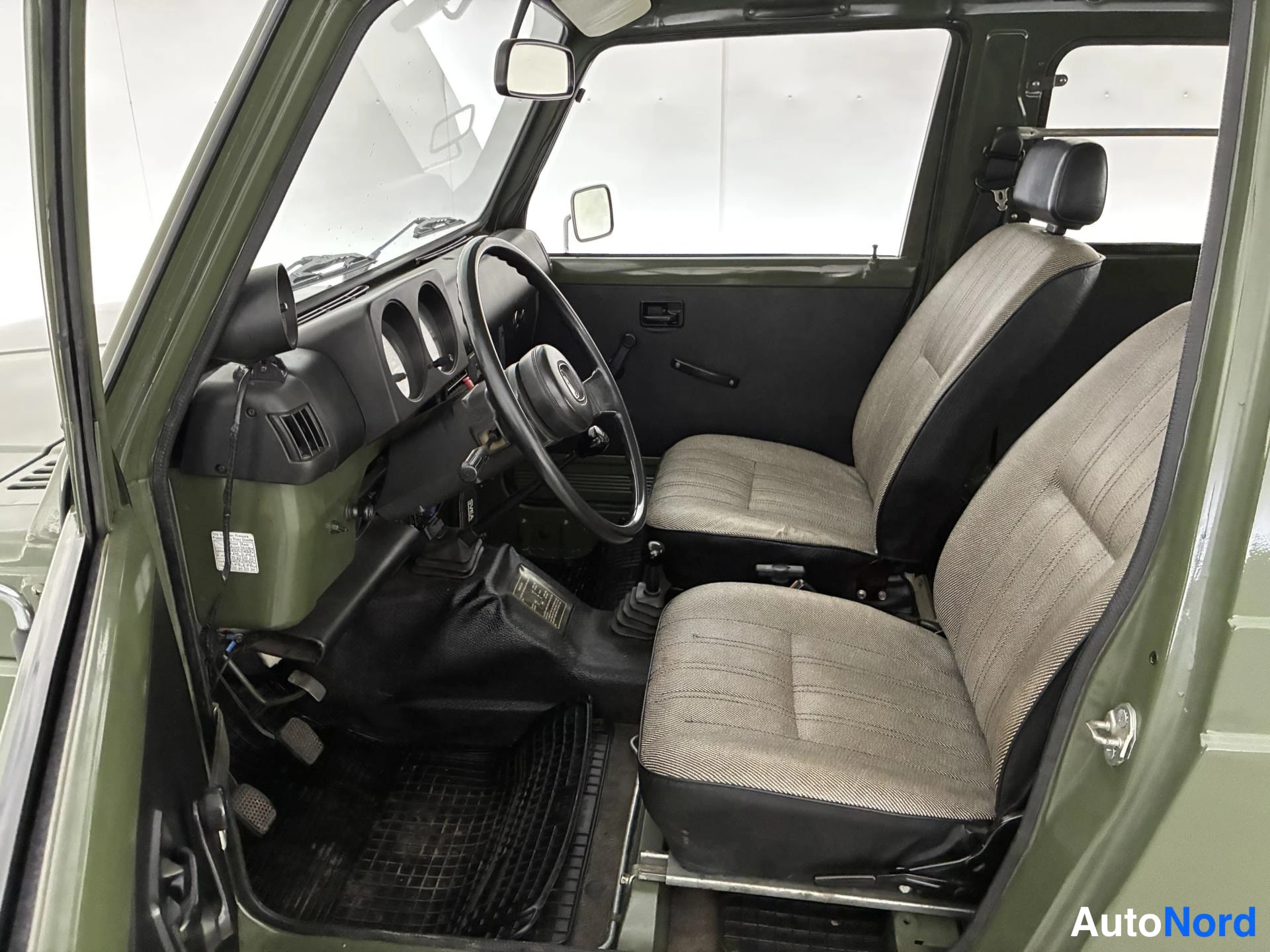 Vihreä Suzuki SJ410 1982, ohjaamo, kuva 8