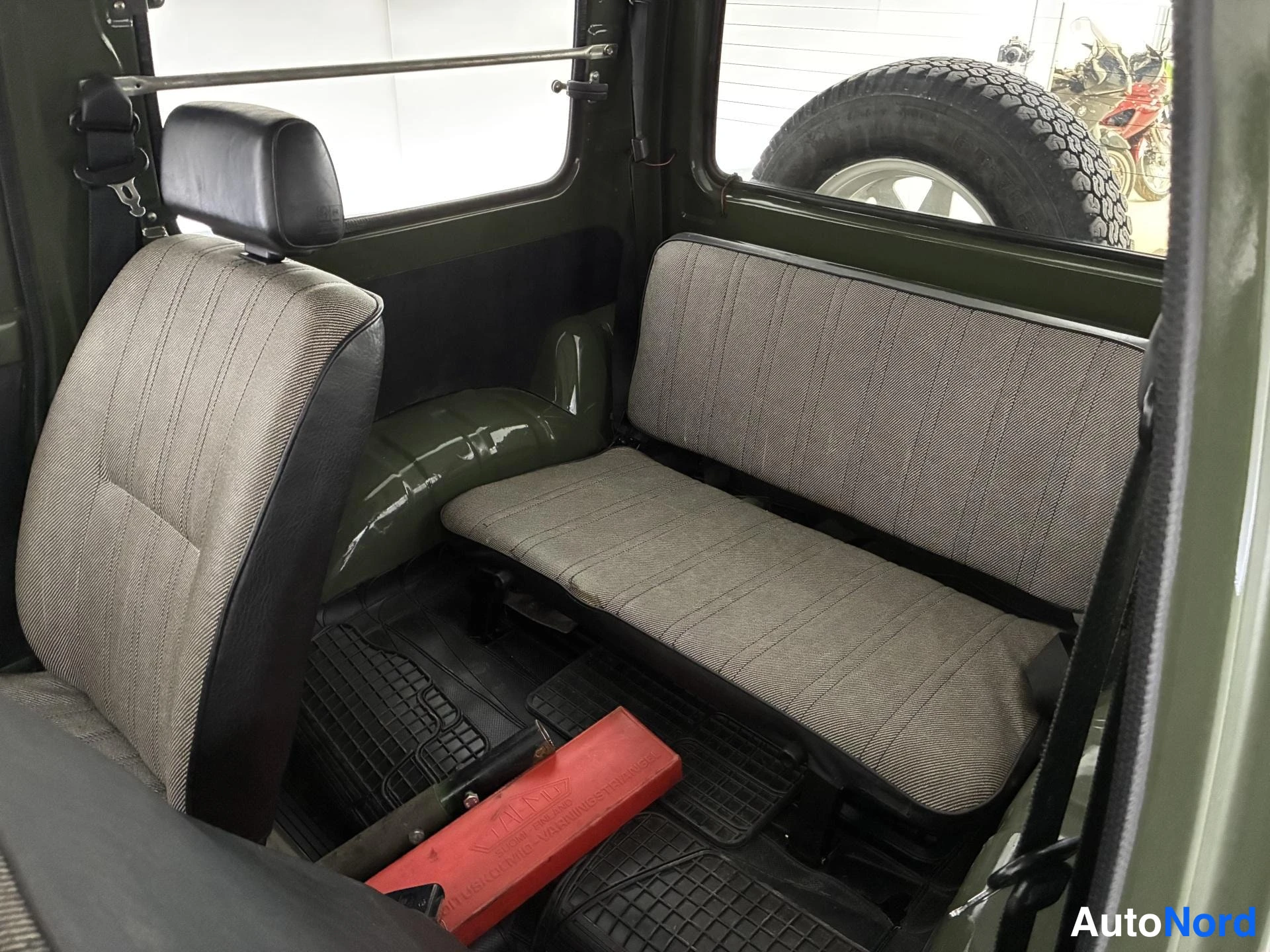 Vihreä Suzuki SJ410 1982, takaistuimet, kuva 12