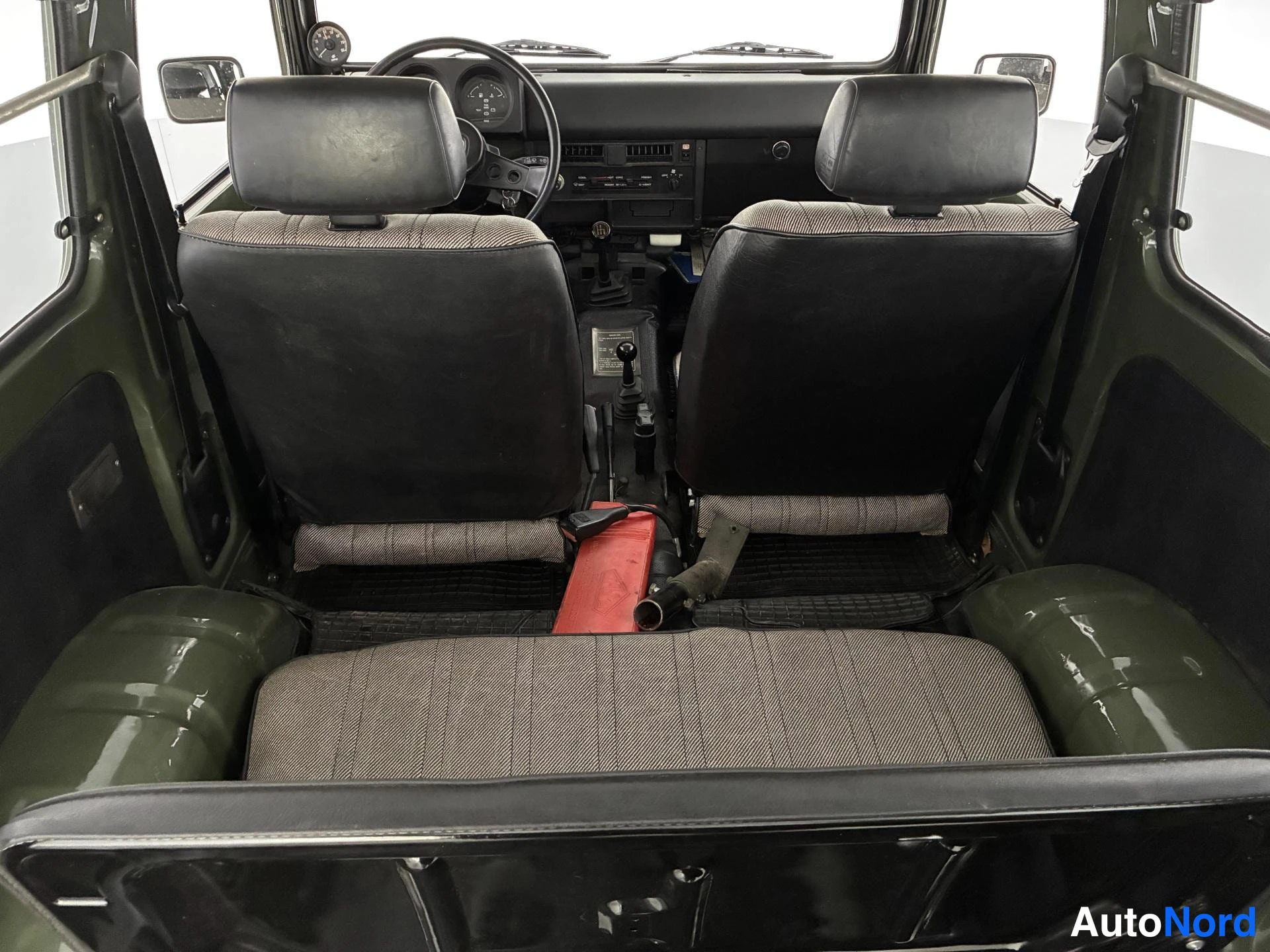 Vihreä Suzuki SJ410 1982, takaistuimet, kuva 11