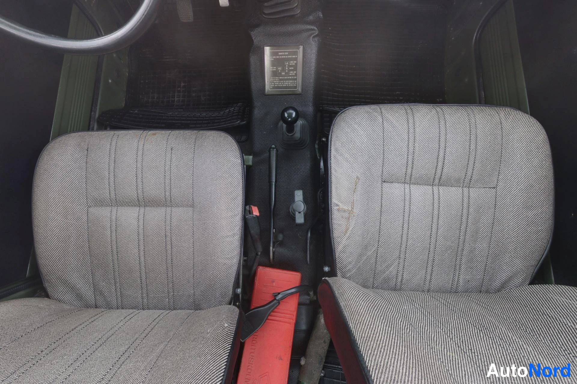 Vihreä Suzuki SJ410 1982, etuistuimet, kuva 10