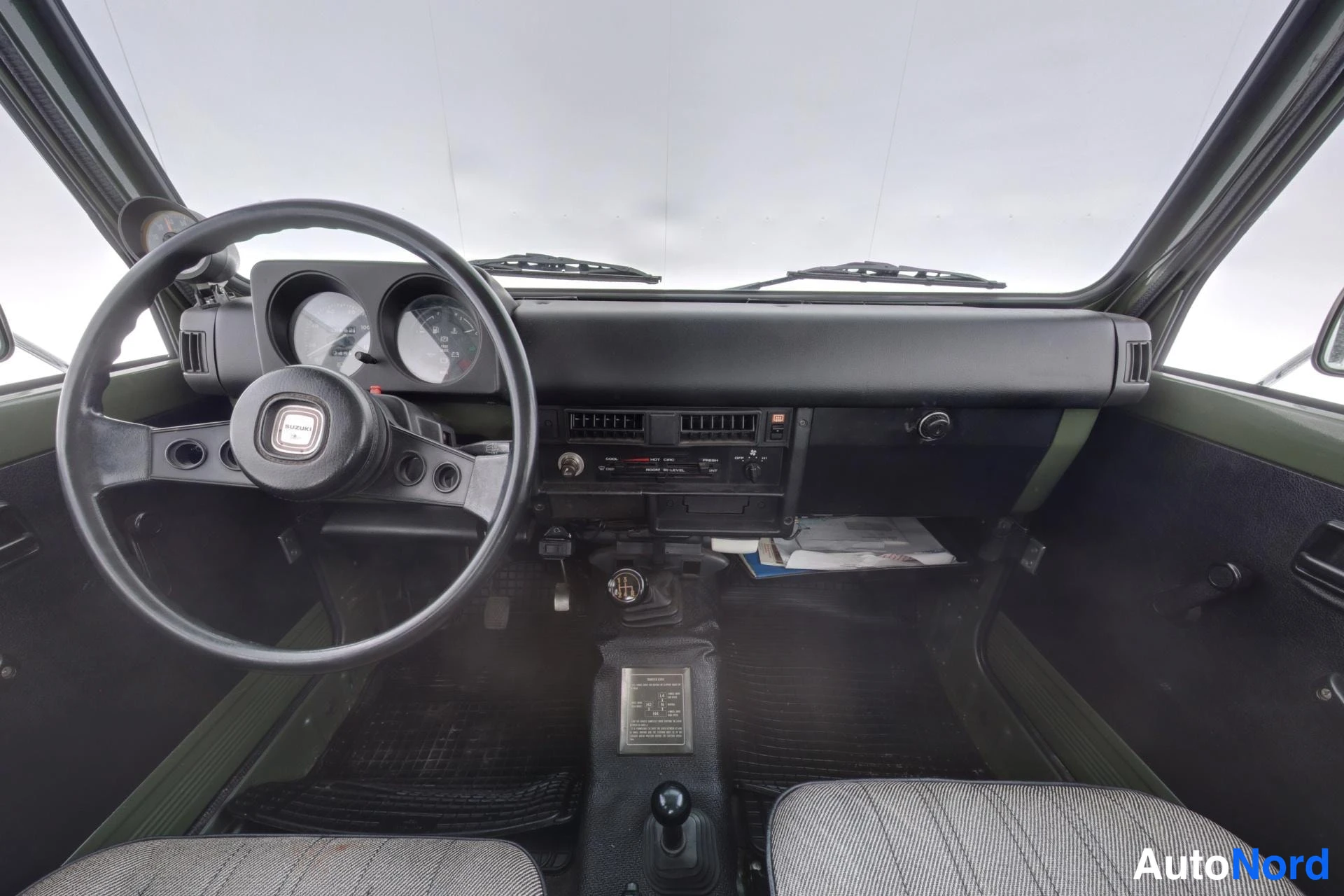 Vihreä Suzuki SJ410 1982, ohjaamo, kuva 7