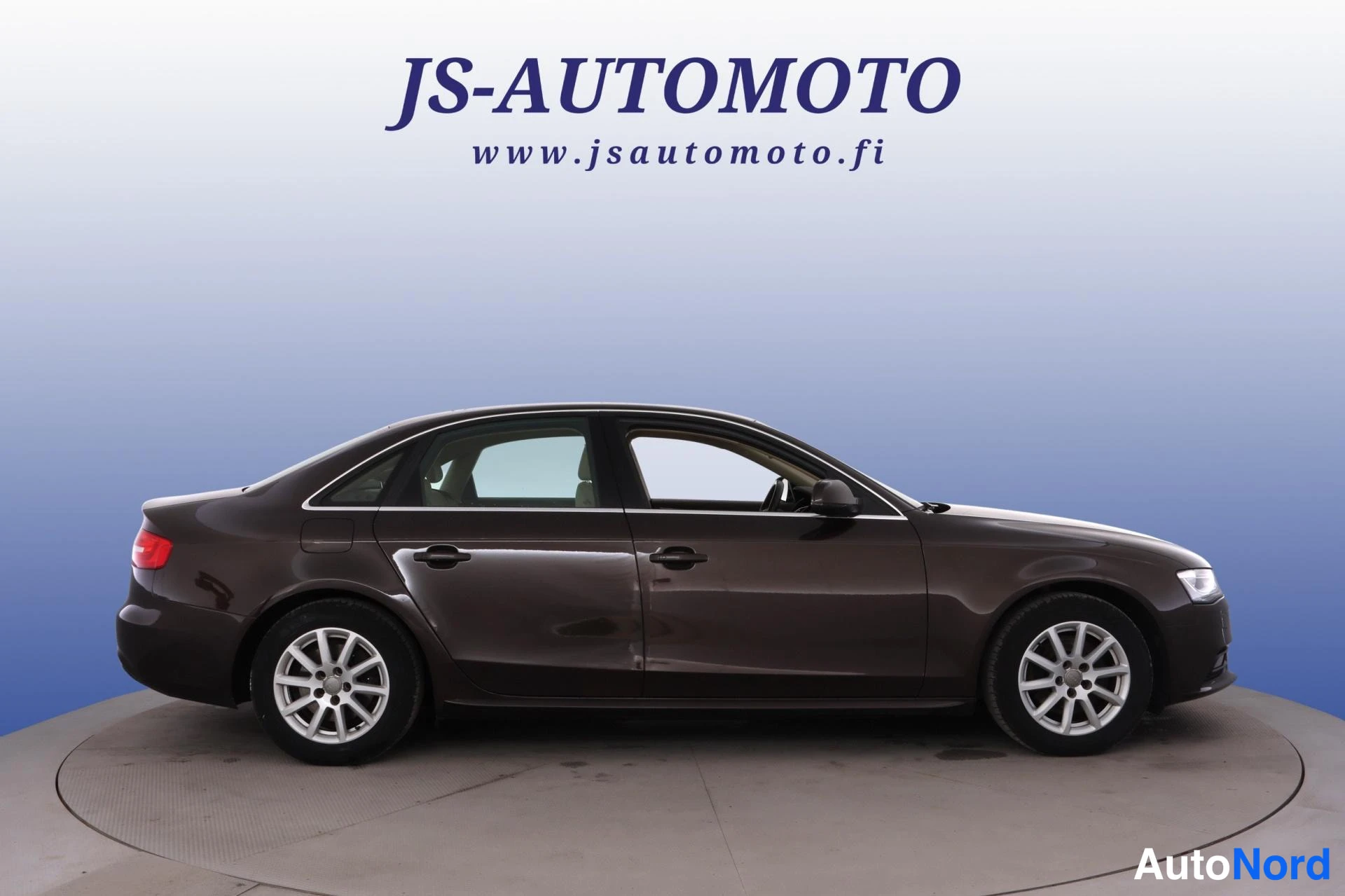 Brun Audi A4 2013, snett framifrån, fronten åt höger, bild 2