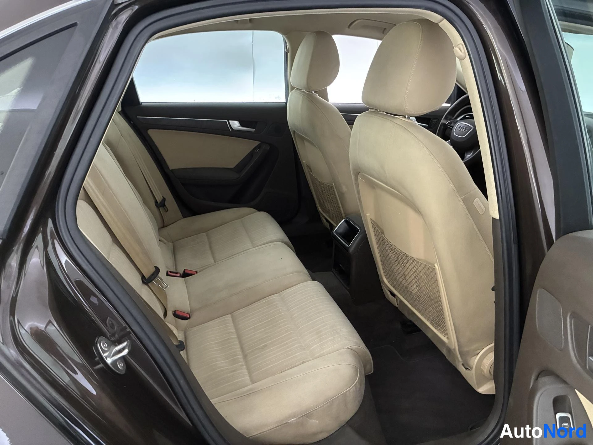 Brun Audi A4 2013, baksäten, bild 12