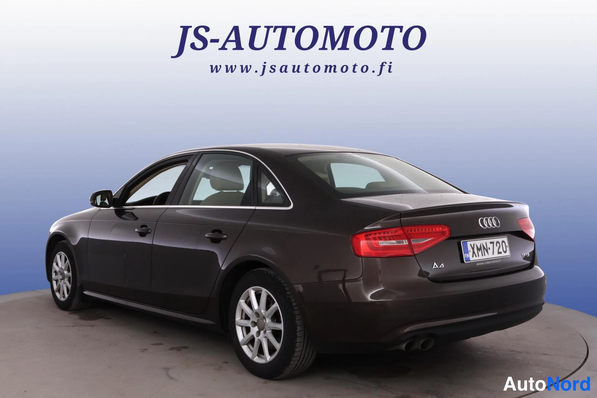 Brun Audi A4 2013, snett bakifrån, bild 5