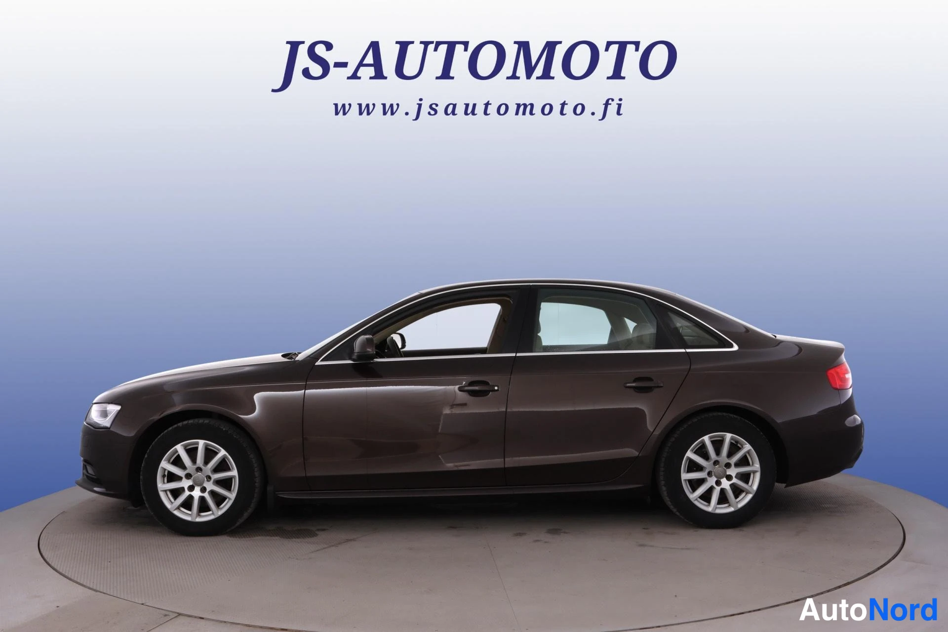 Brun Audi A4 2013, snett bakifrån, bild 6