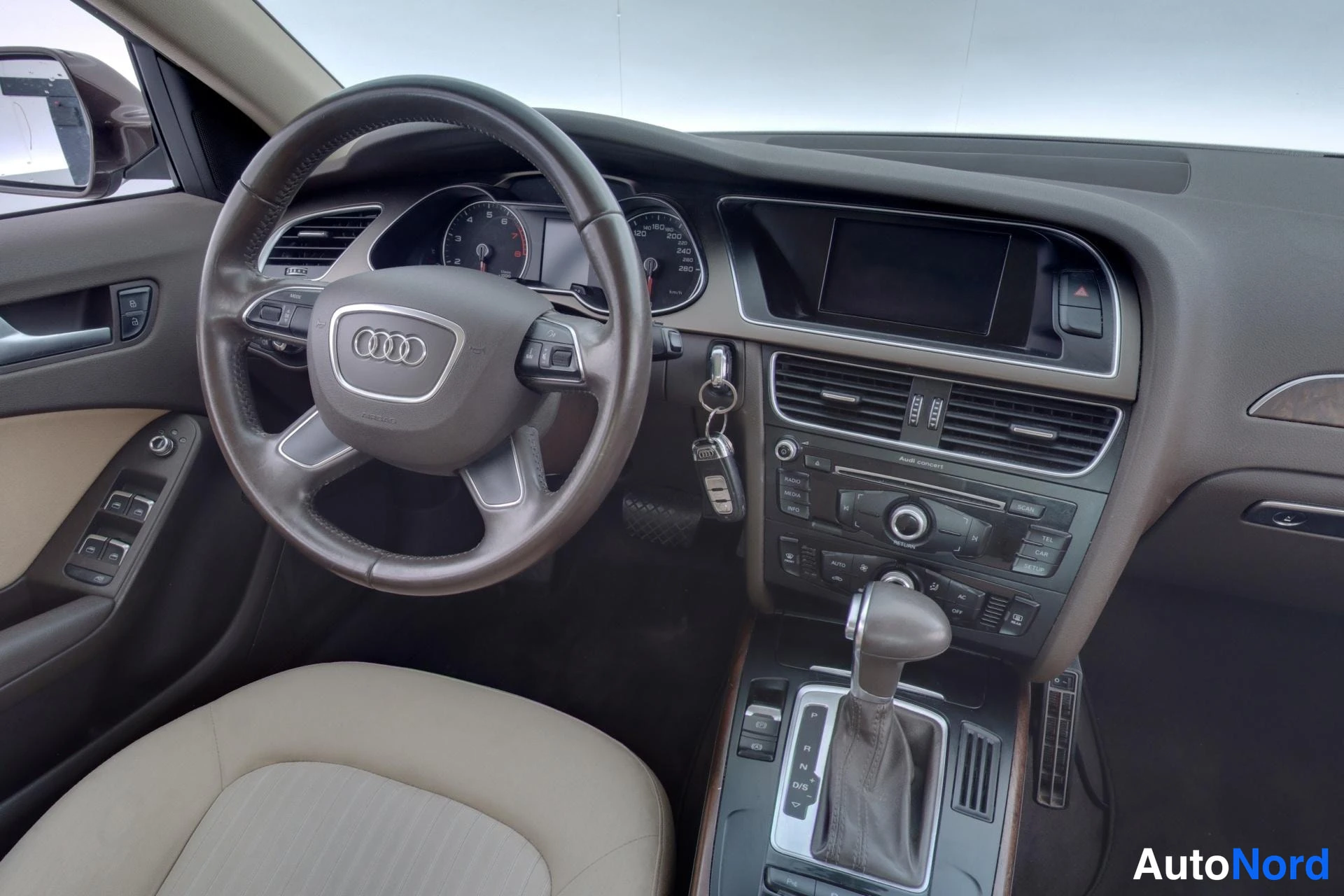 Brun Audi A4 2013, förarplats, bild 8