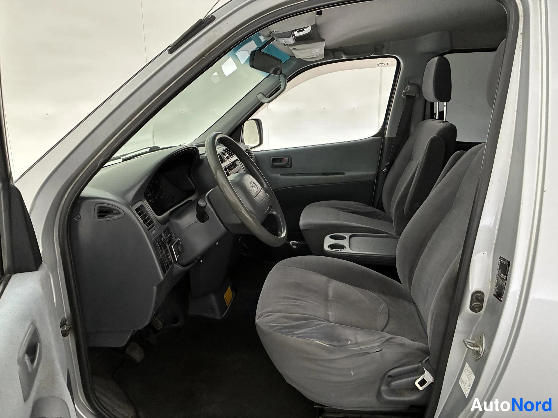 Hopea Toyota Hiace 2006, ohjaamo, kuva 9