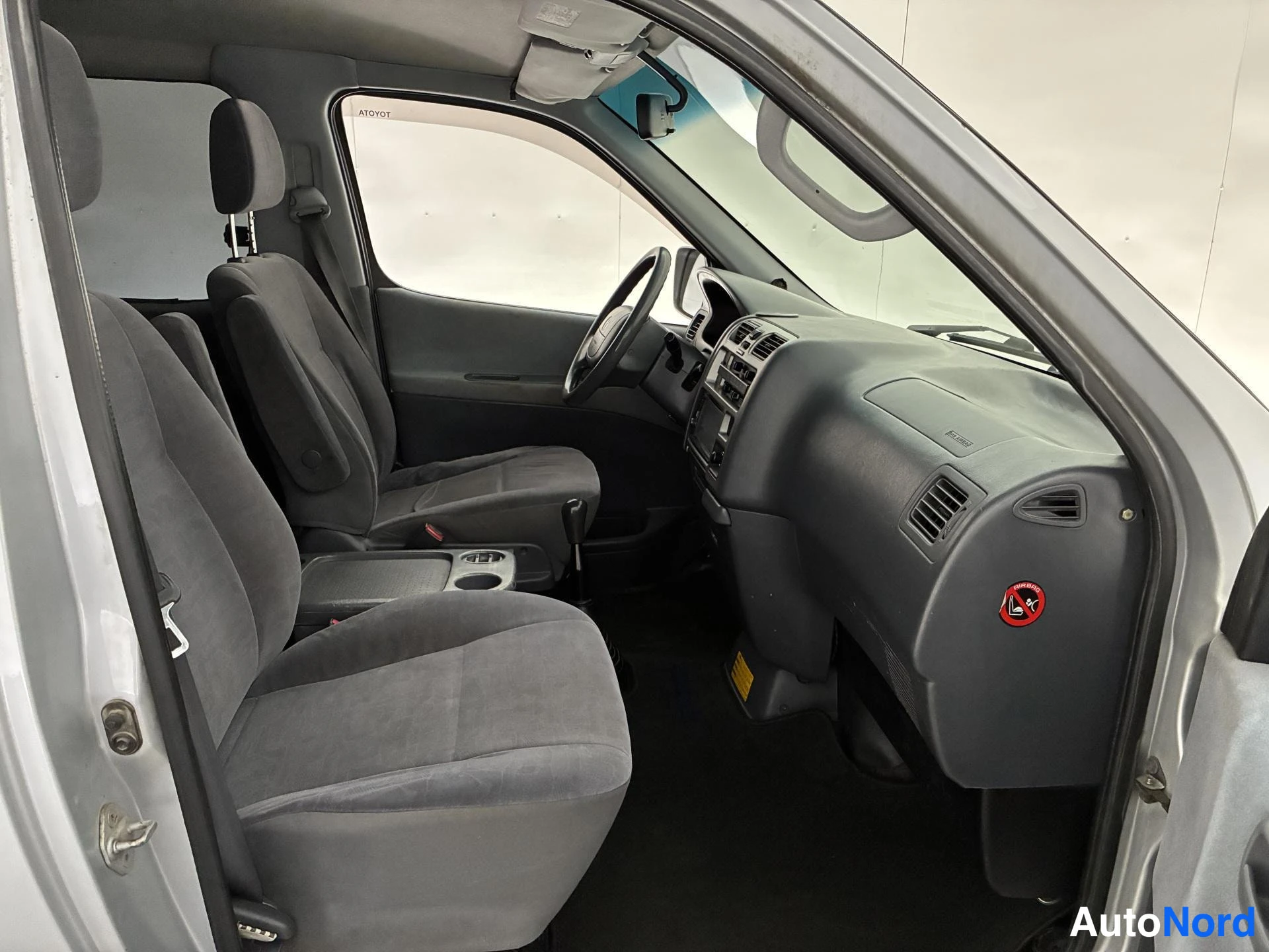Hopea Toyota Hiace 2006, ohjaamo, kuva 10