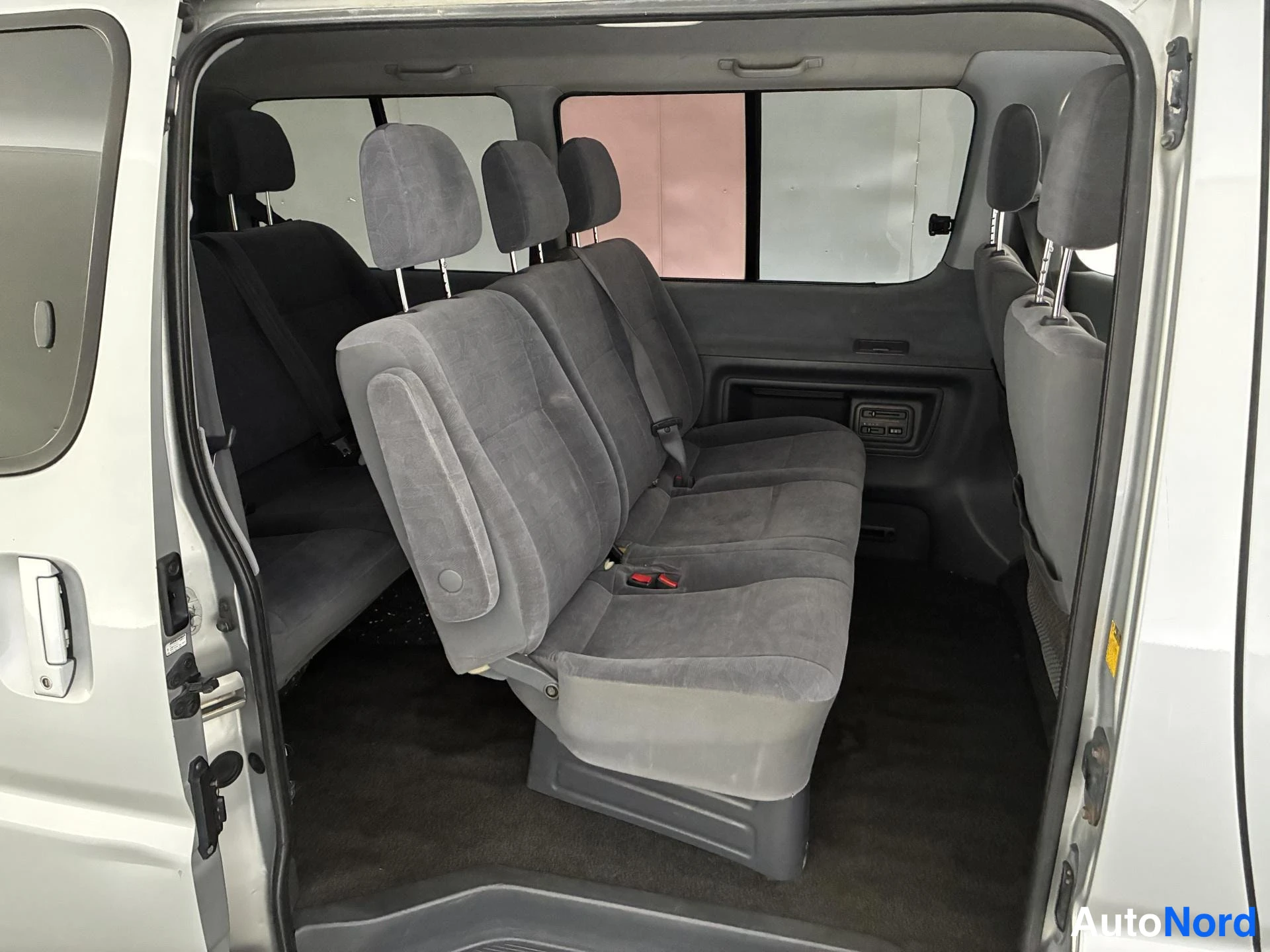 Hopea Toyota Hiace 2006, takaistuimet, kuva 11