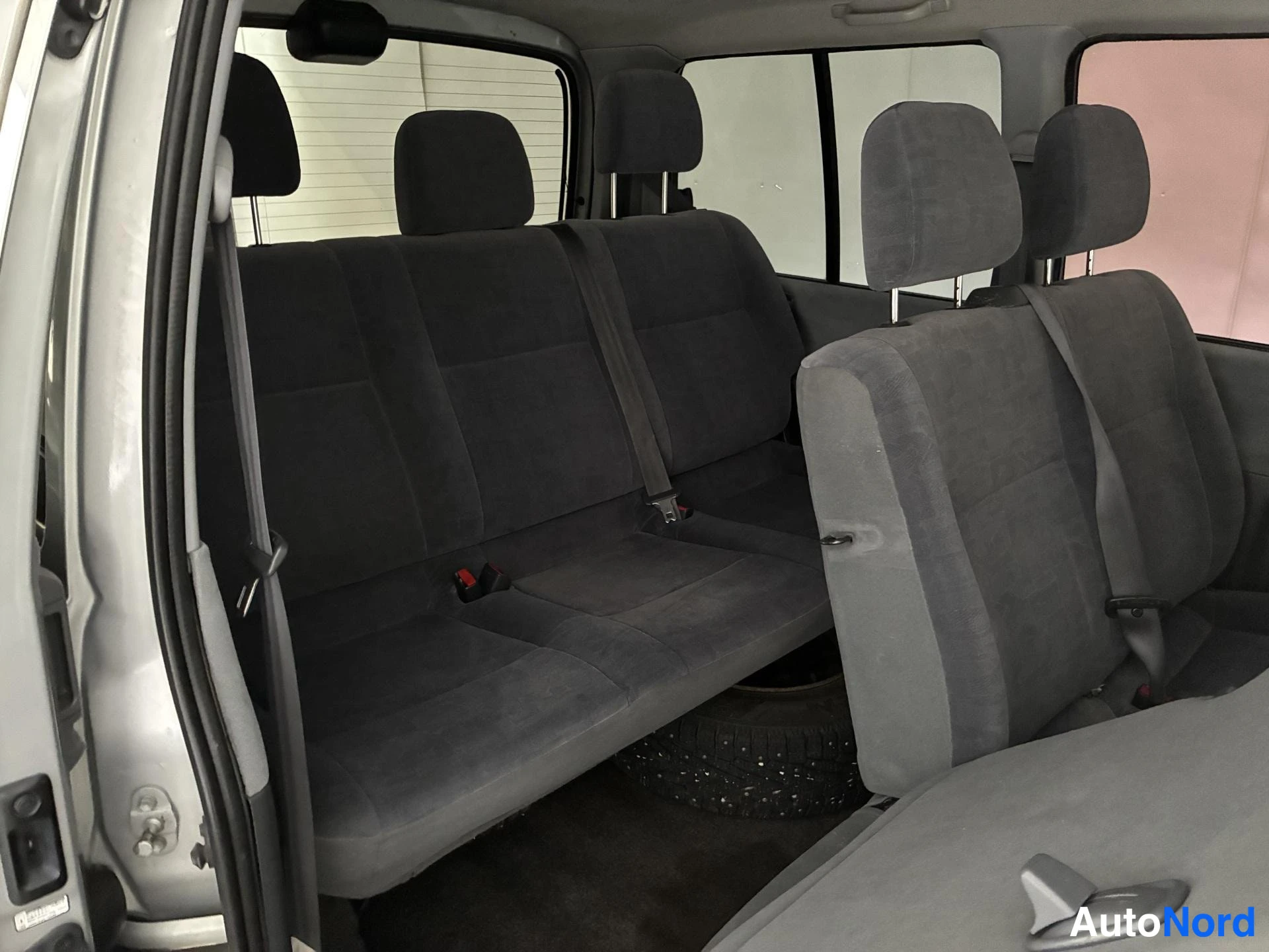 Hopea Toyota Hiace 2006, takaistuimet, kuva 12