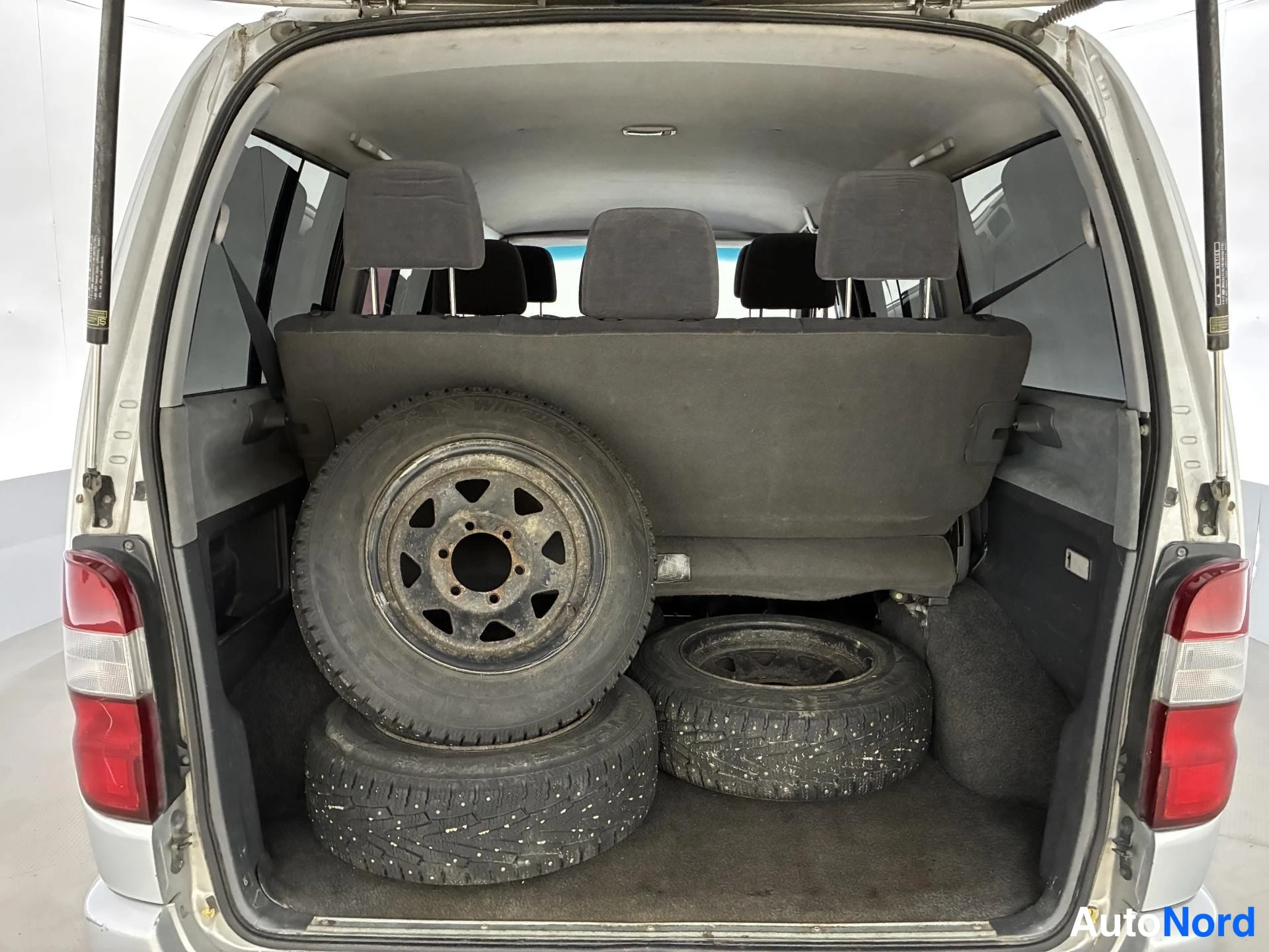 Hopea Toyota Hiace 2006, tavaratila, kuva 13