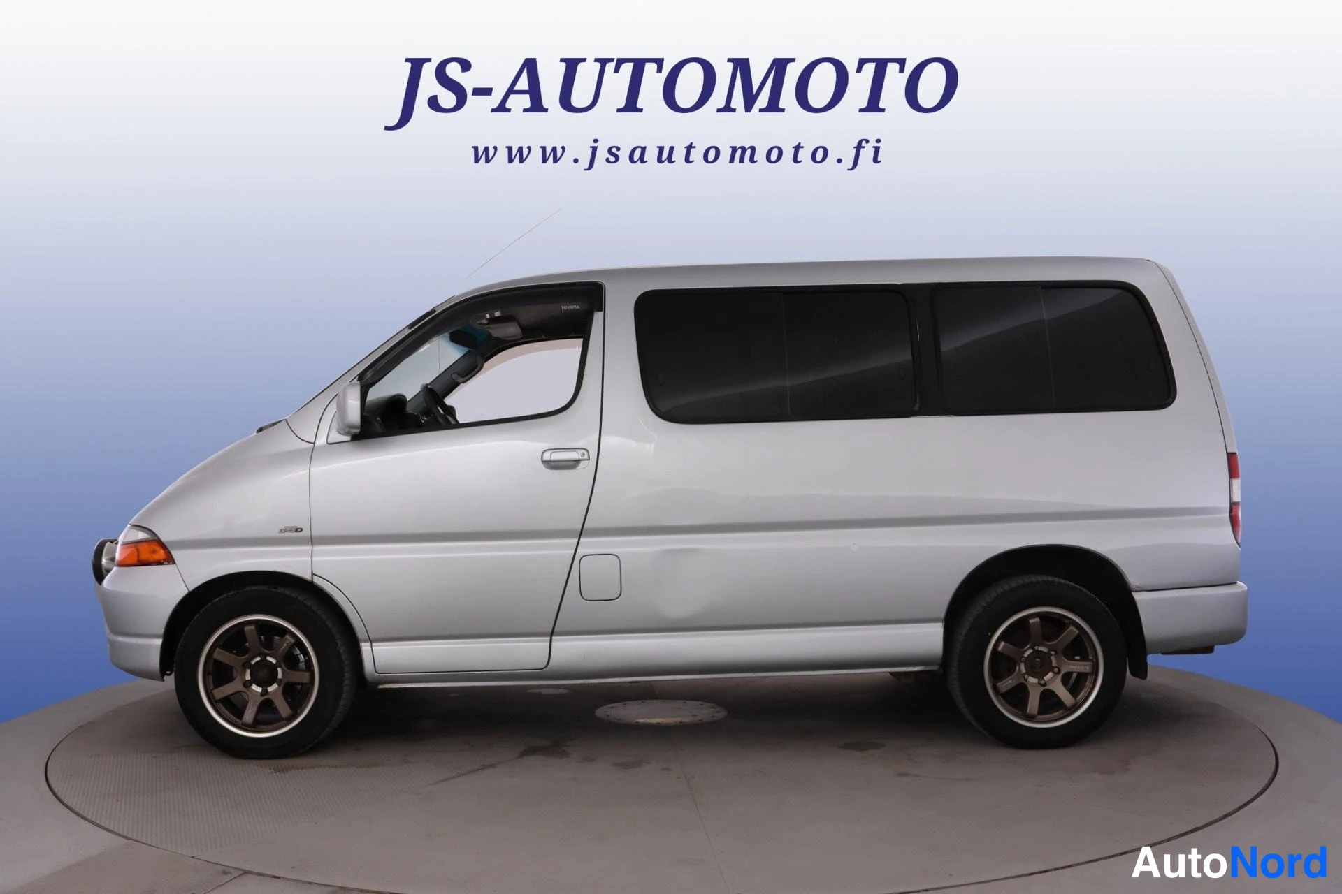 Hopea Toyota Hiace 2006, etuviisto, keula vasemmalle, kuva 2
