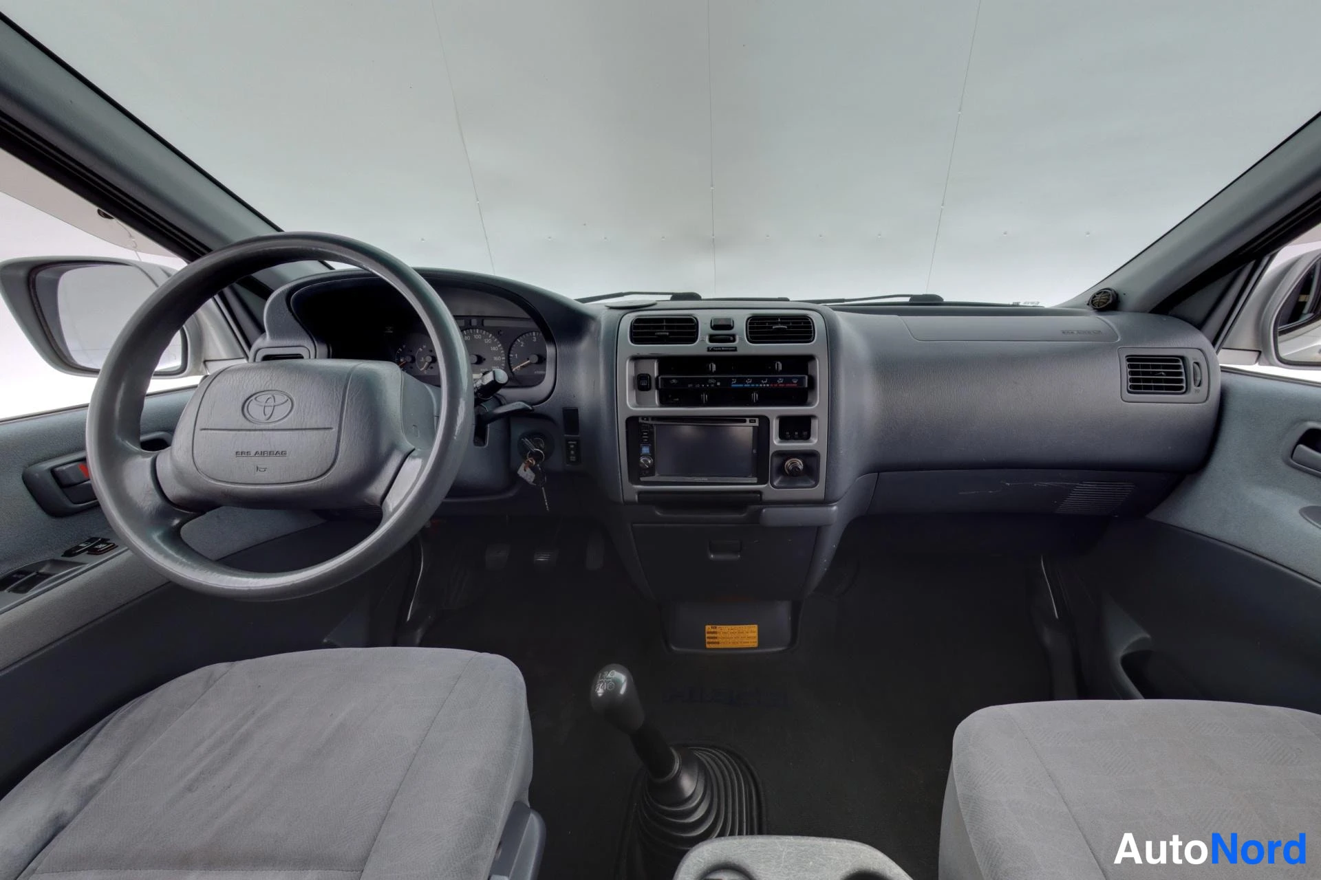Hopea Toyota Hiace 2006, ohjaamo, kuva 7