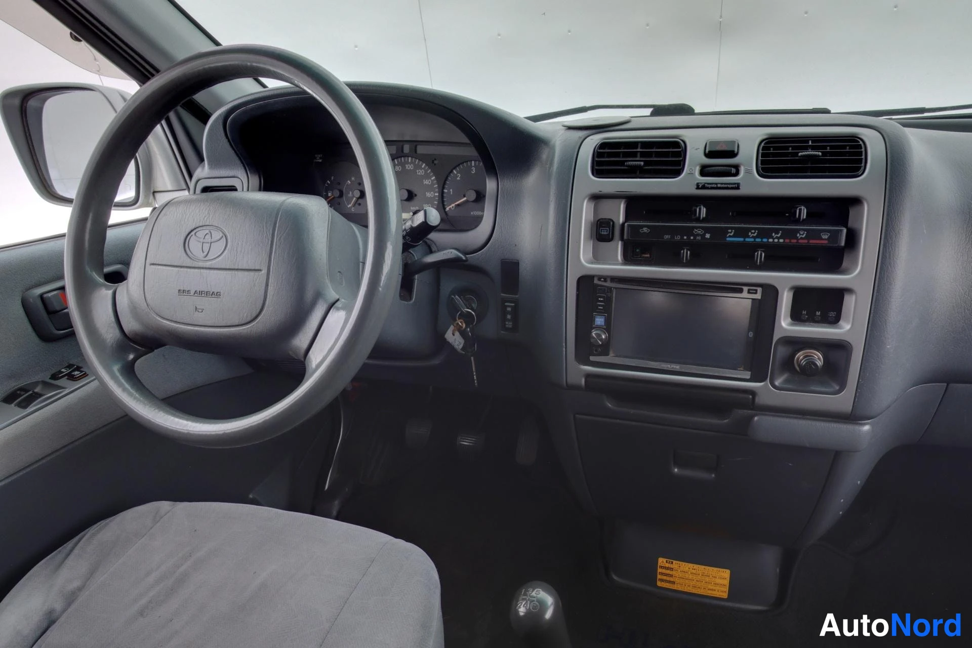 Hopea Toyota Hiace 2006, ohjaamo, kuva 8