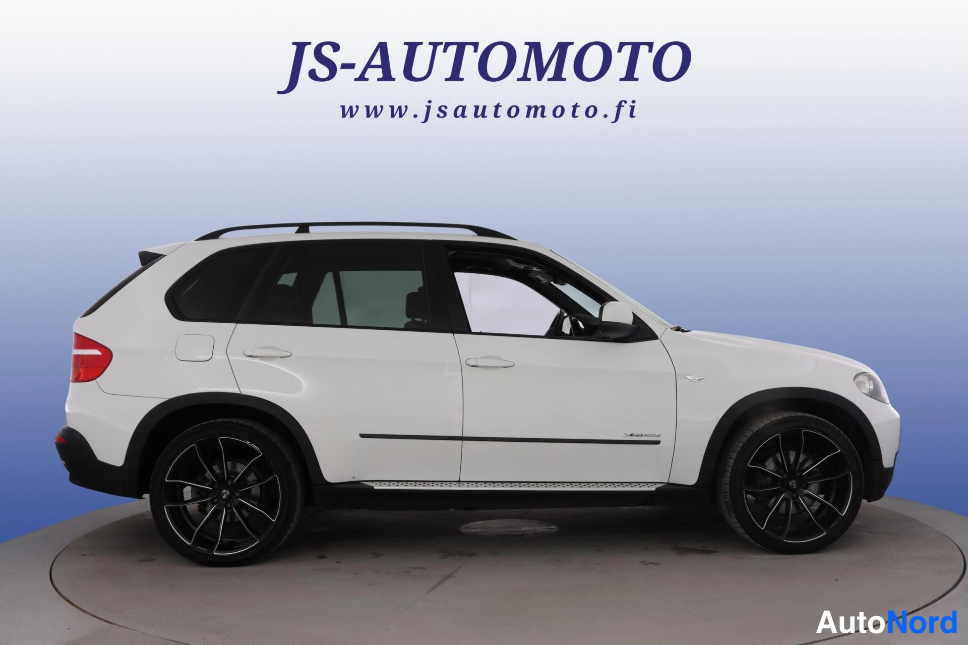 Valkoinen BMW X5 2010, sivulta, kuva 3