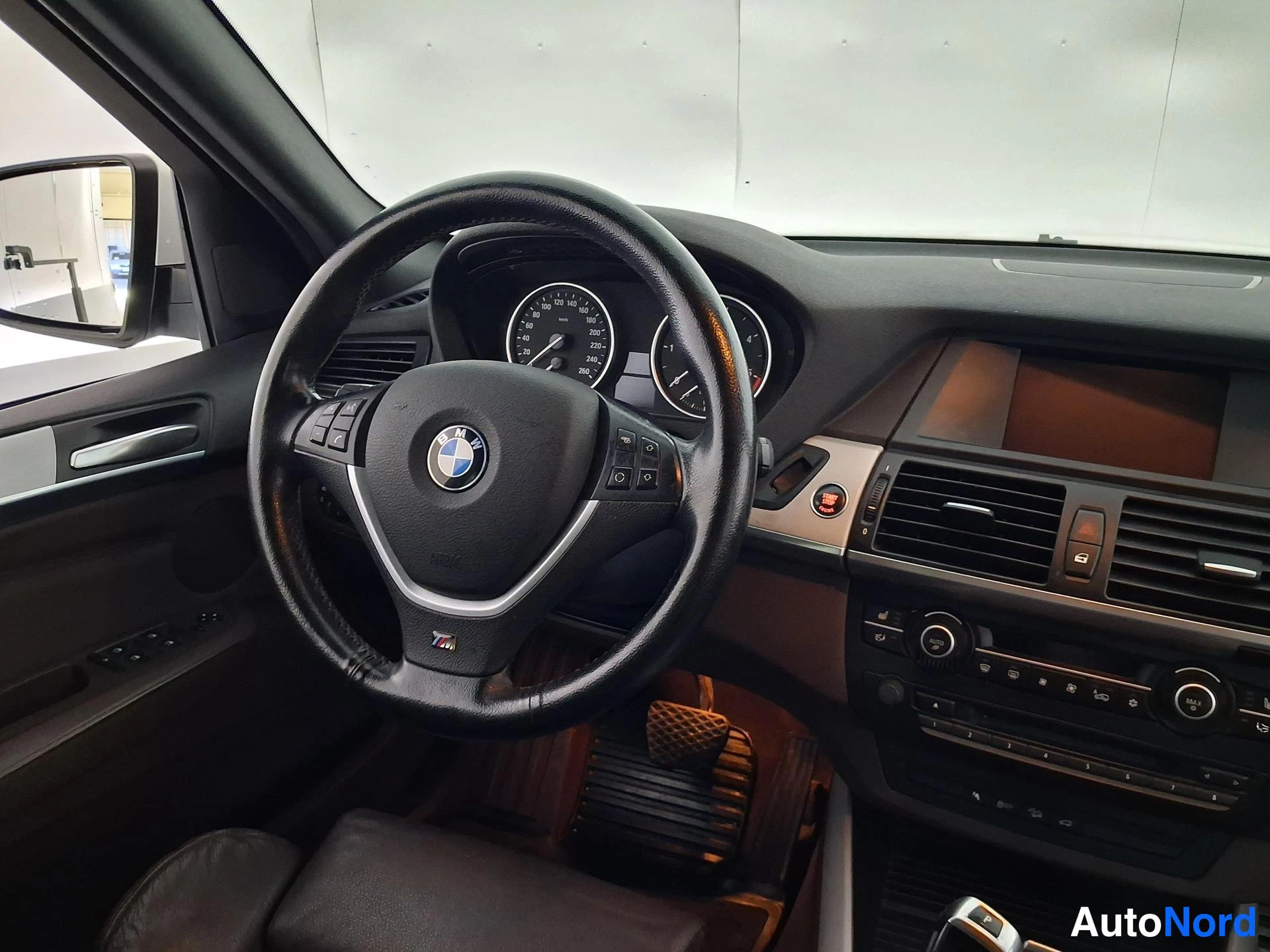 Valkoinen BMW X5 2010, ohjaamo, kuva 9