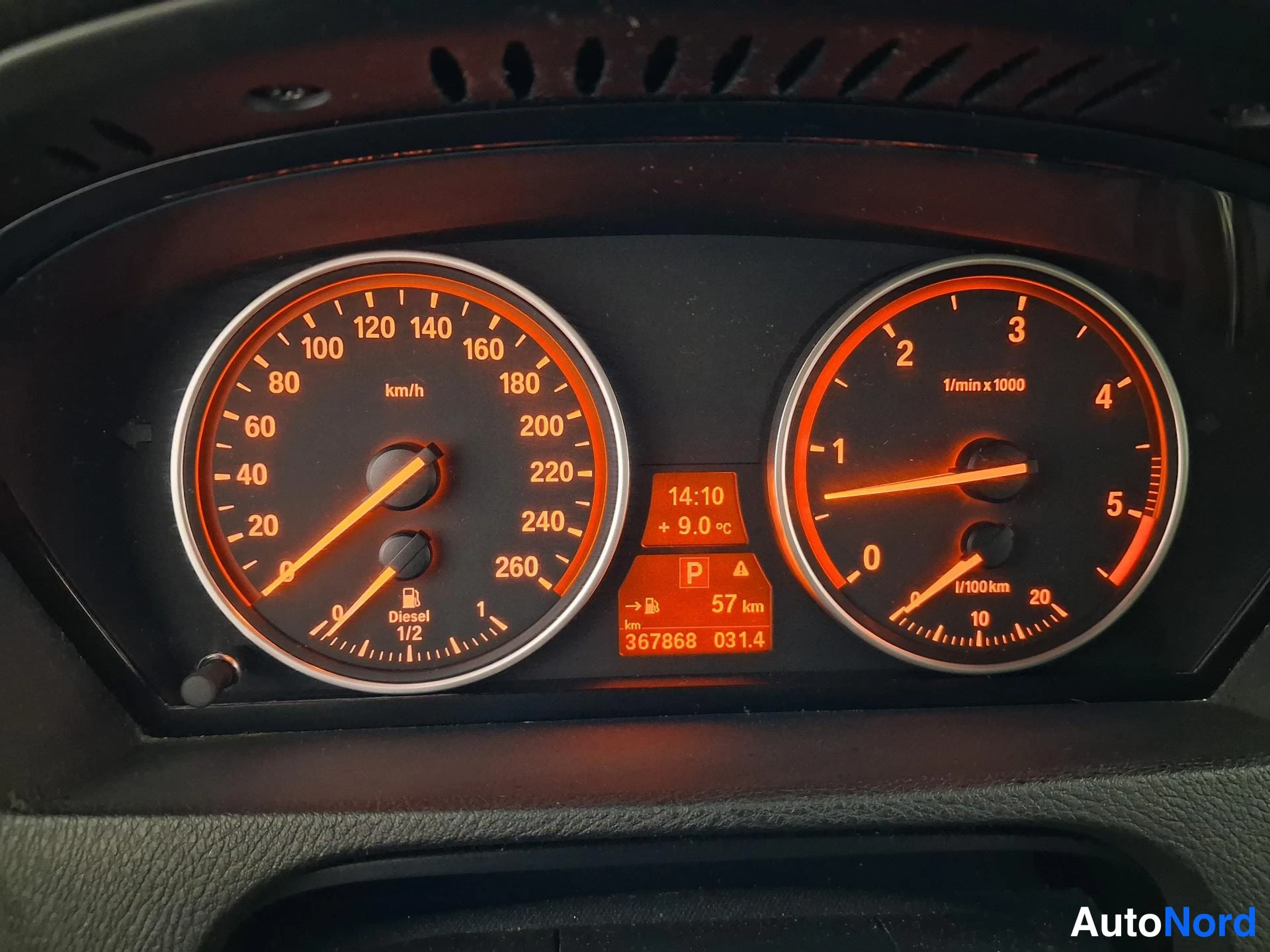 Valkoinen BMW X5 2010, yksityiskohta, kuva 15