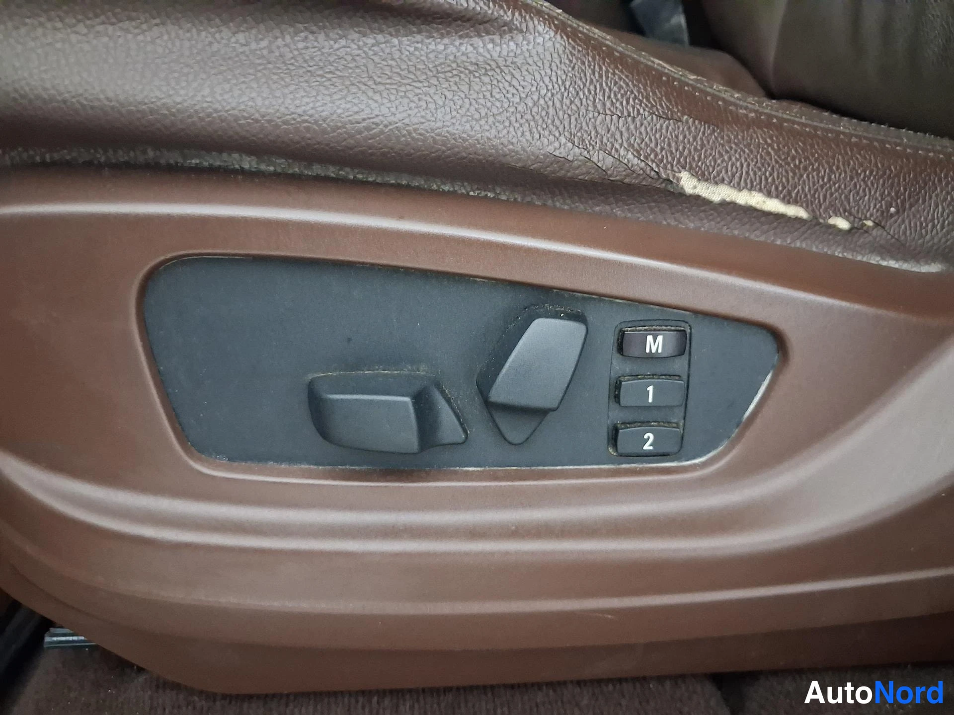 Valkoinen BMW X5 2010, yksityiskohta, kuva 20