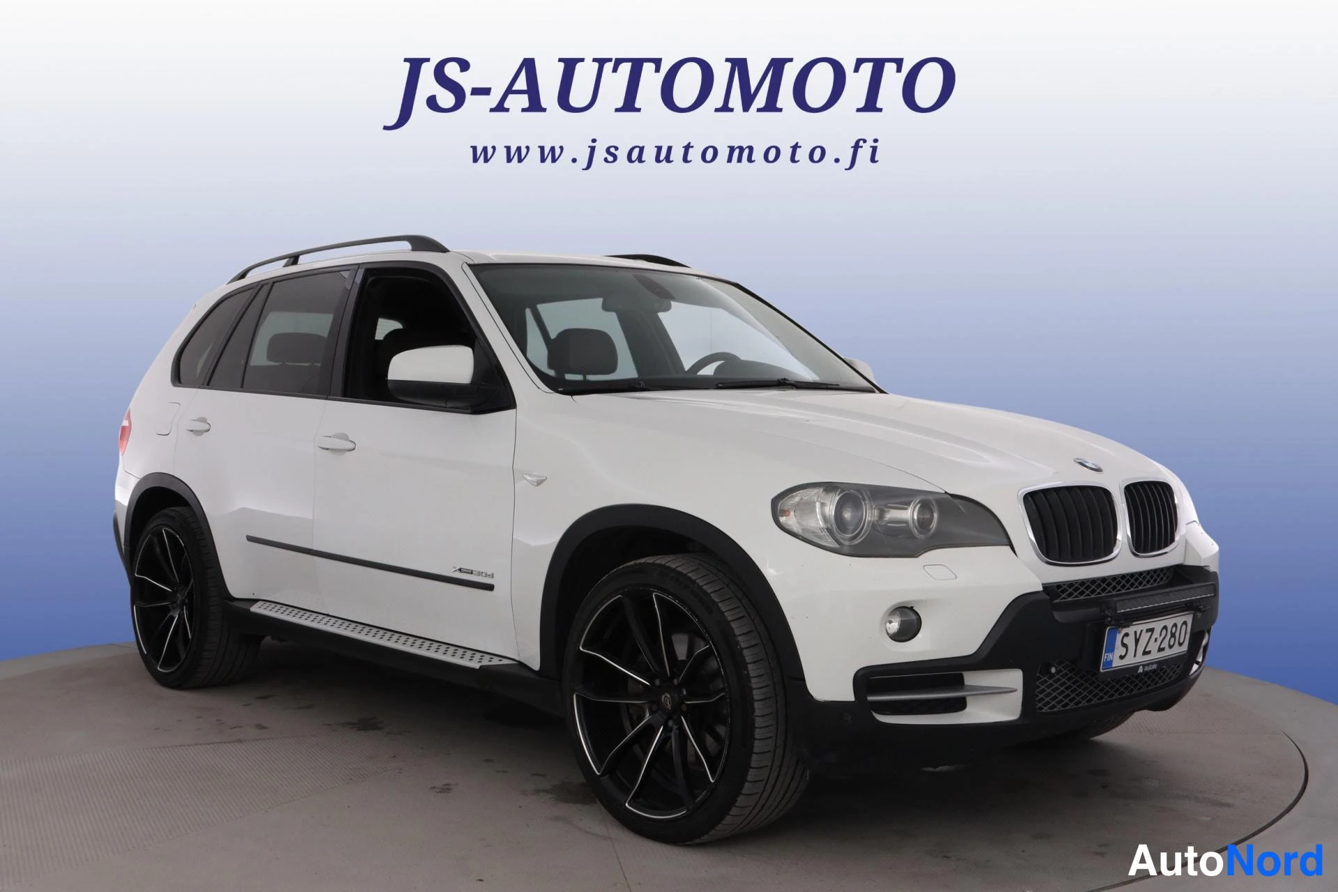 Valkoinen BMW X5 2010, etuviisto, keula oikealle, kuva 2