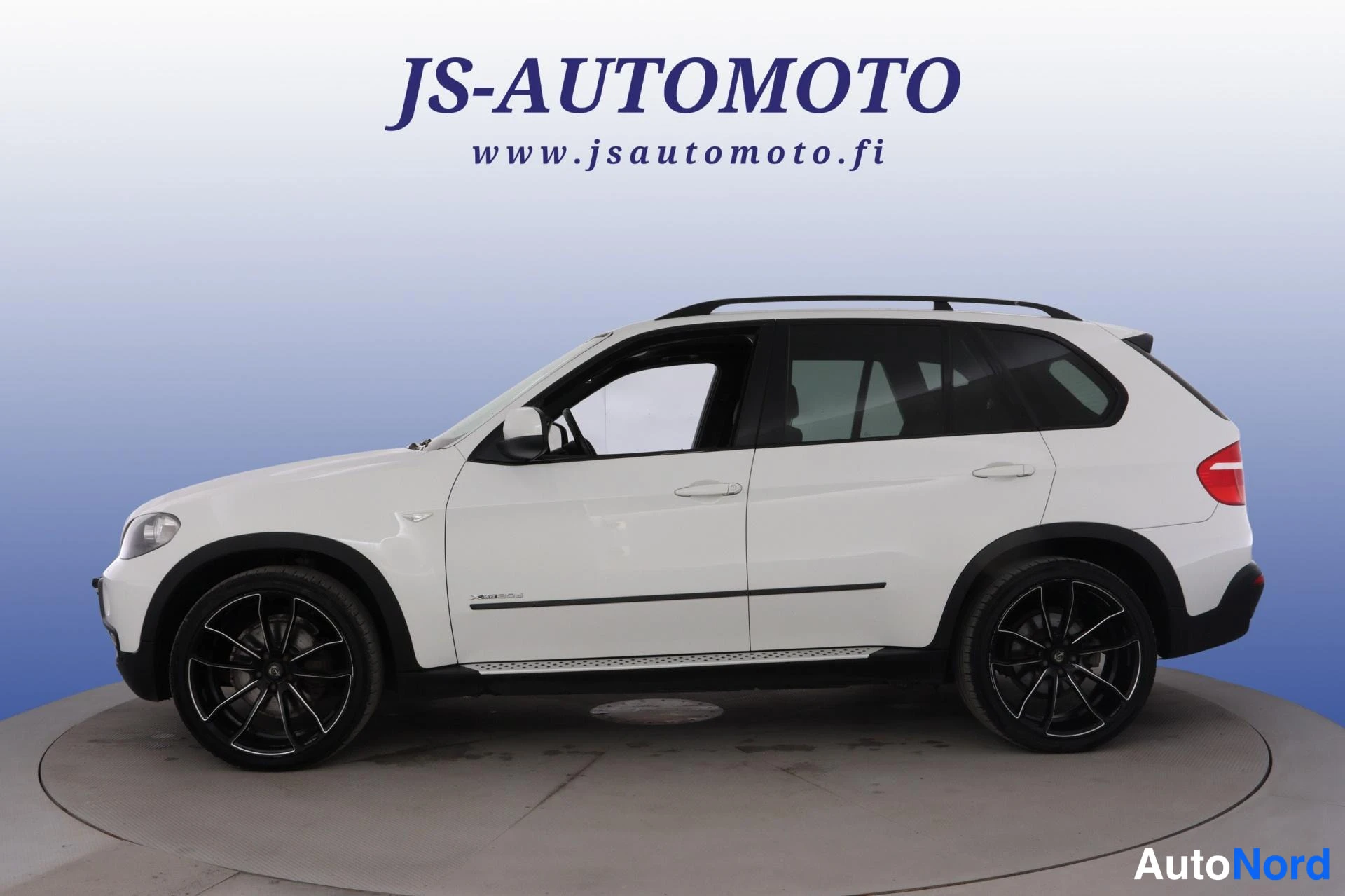 Valkoinen BMW X5 2010, sivulta, kuva 4