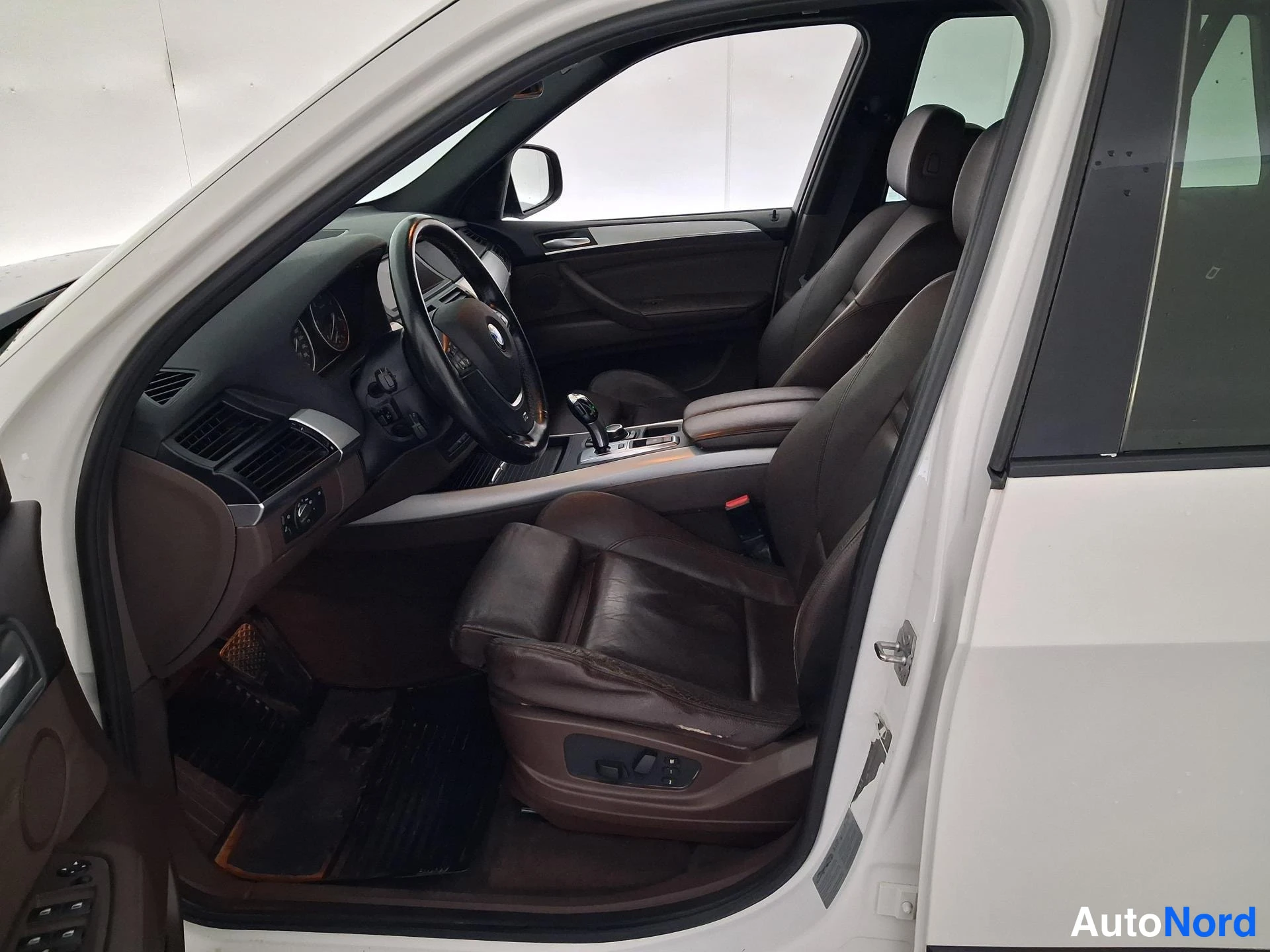 Valkoinen BMW X5 2010, etuistuimet, kuva 11