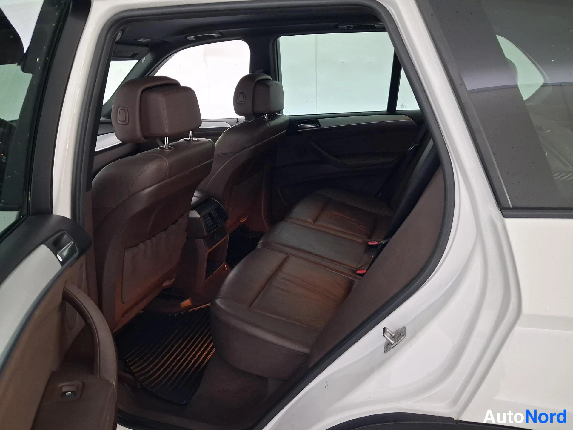 Valkoinen BMW X5 2010, takaistuimet, kuva 12