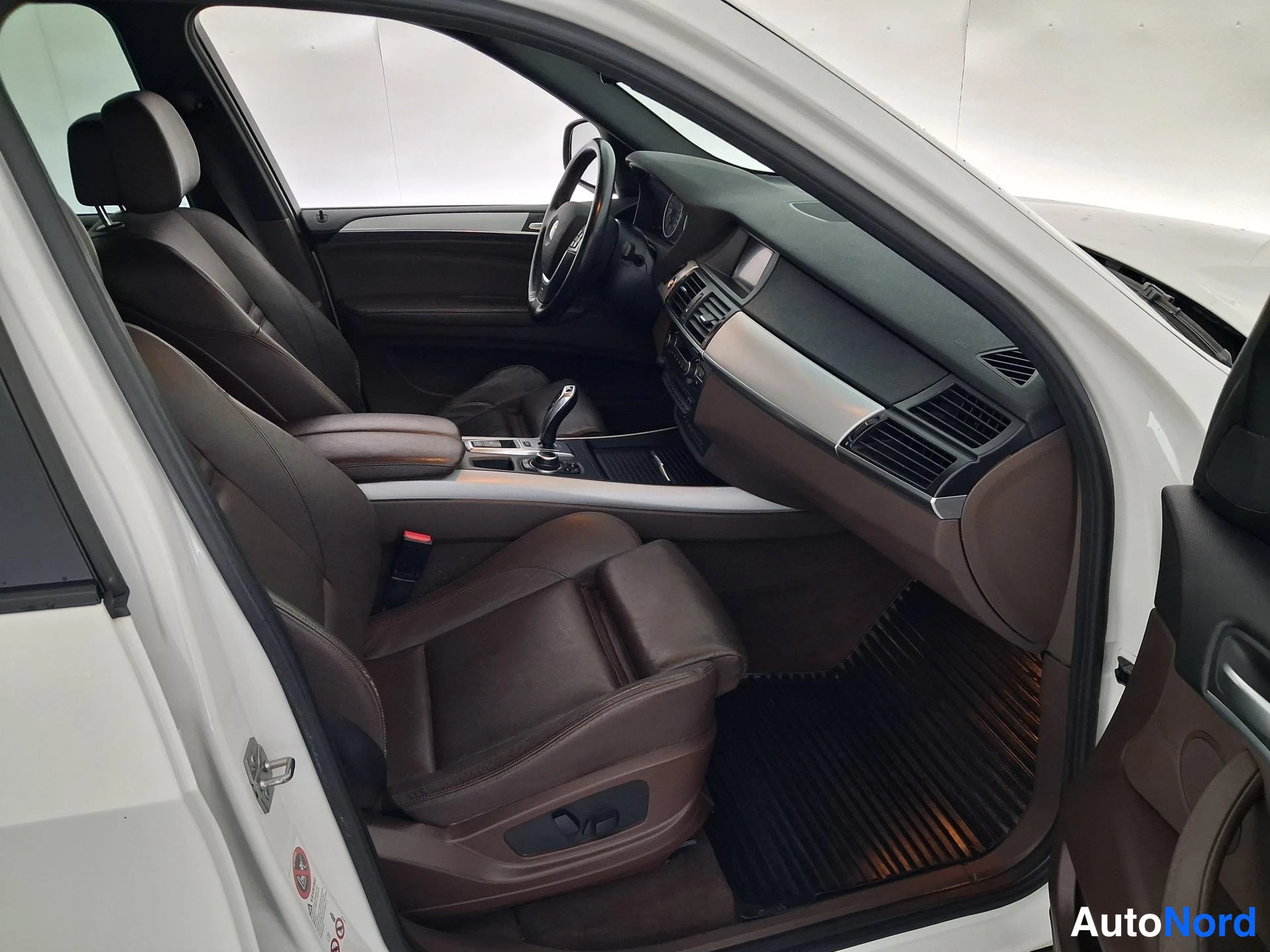 Valkoinen BMW X5 2010, ohjaamo, kuva 7