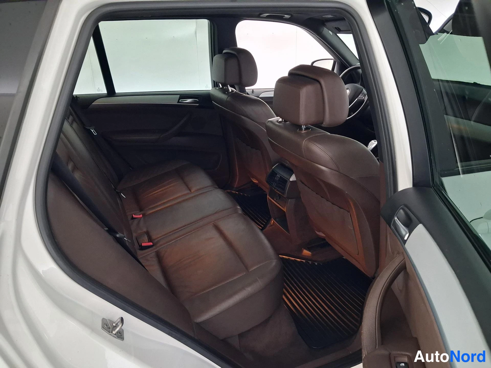 Valkoinen BMW X5 2010, takaistuimet, kuva 13