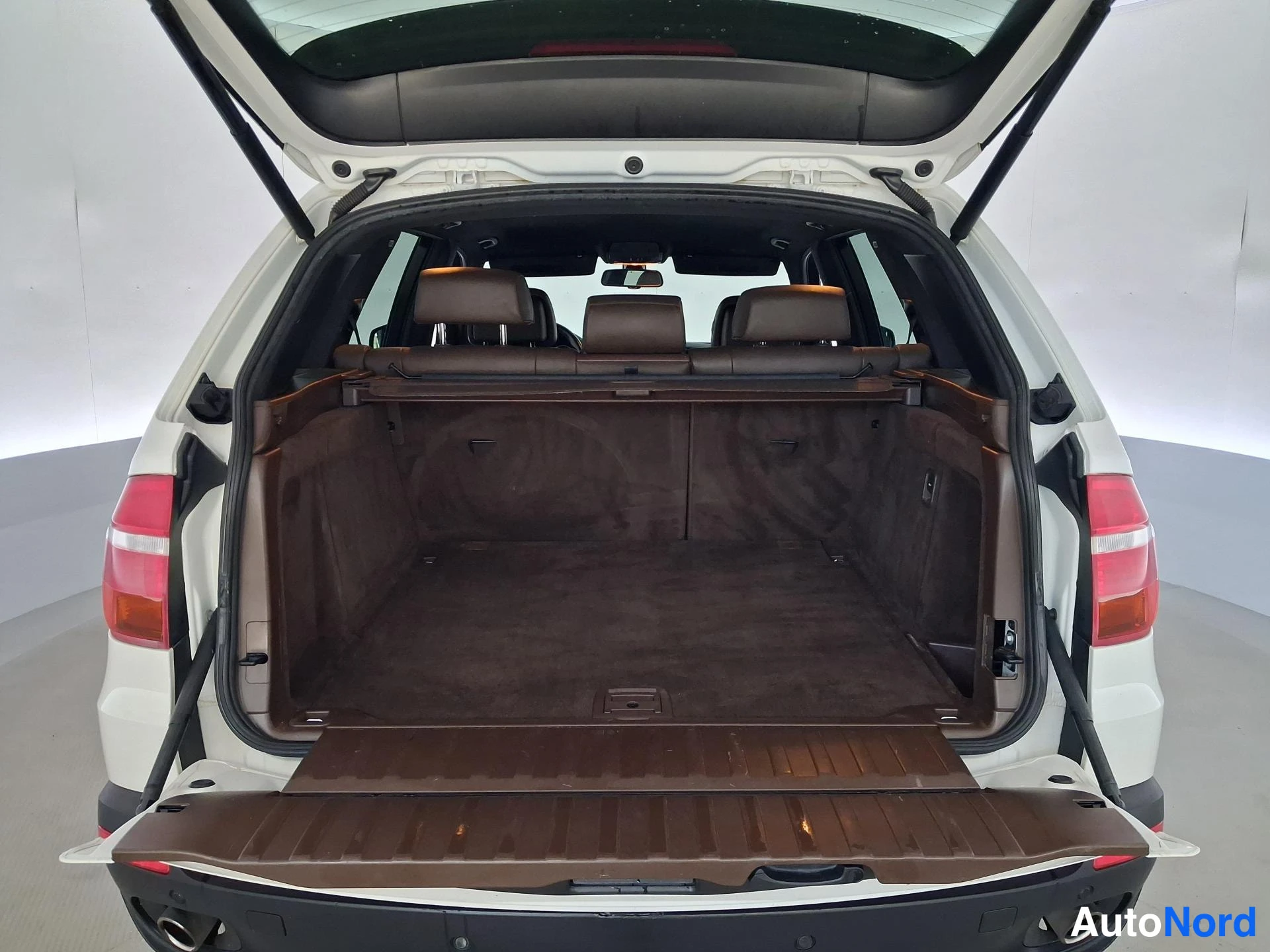 Valkoinen BMW X5 2010, tavaratila, kuva 14