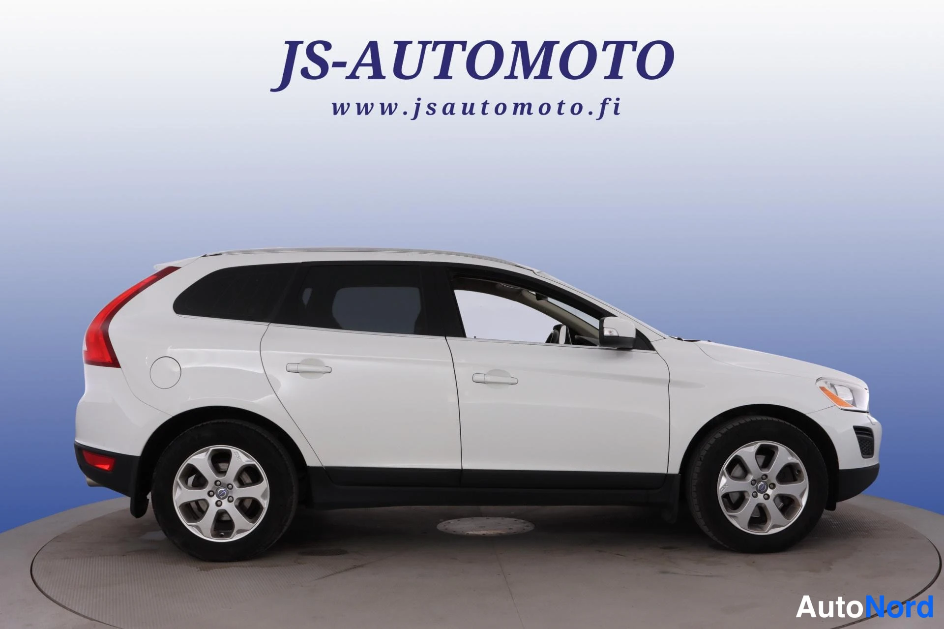 Valkoinen Volvo XC60 2013, sivulta, kuva 3