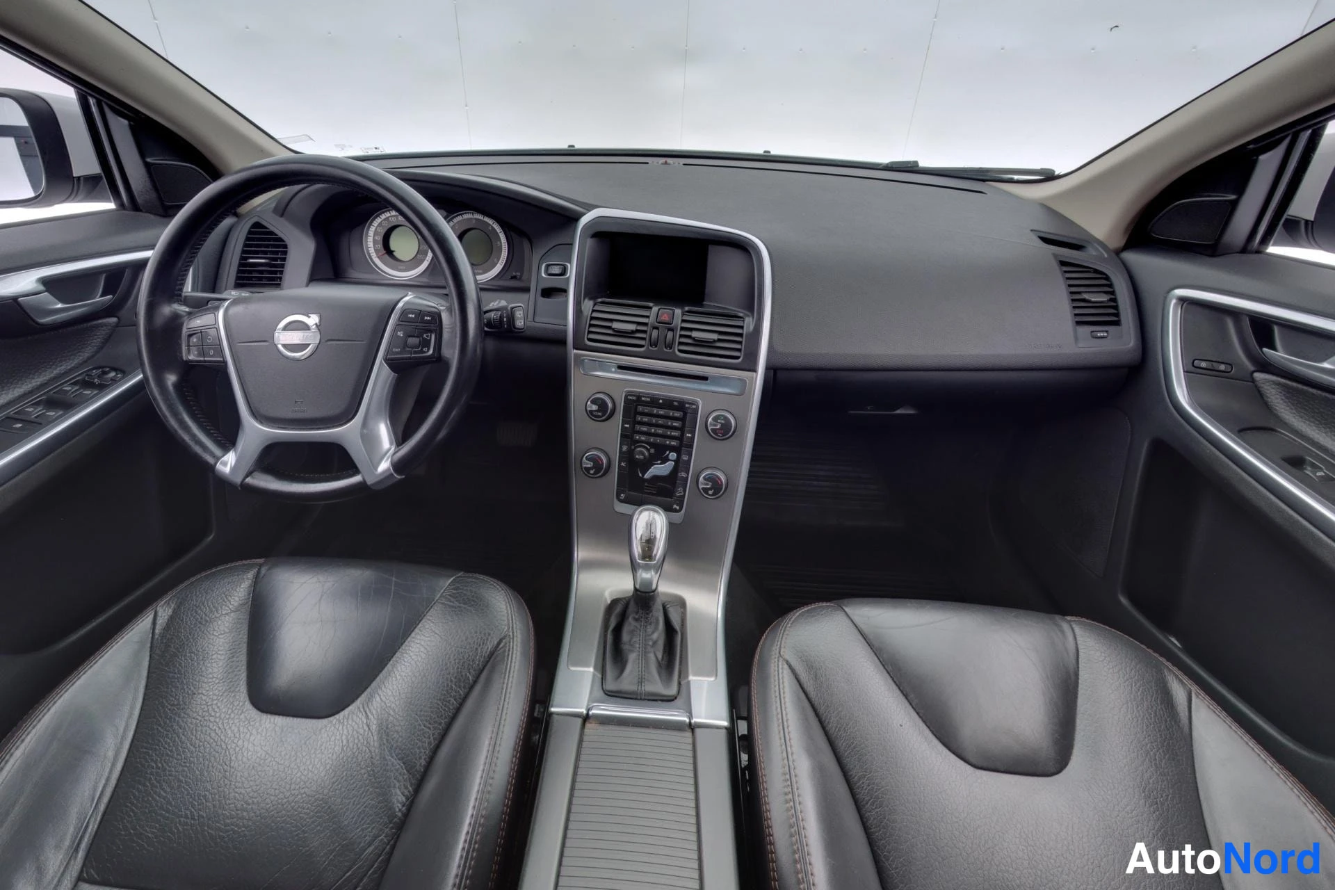 Valkoinen Volvo XC60 2013, ohjaamo, kuva 8