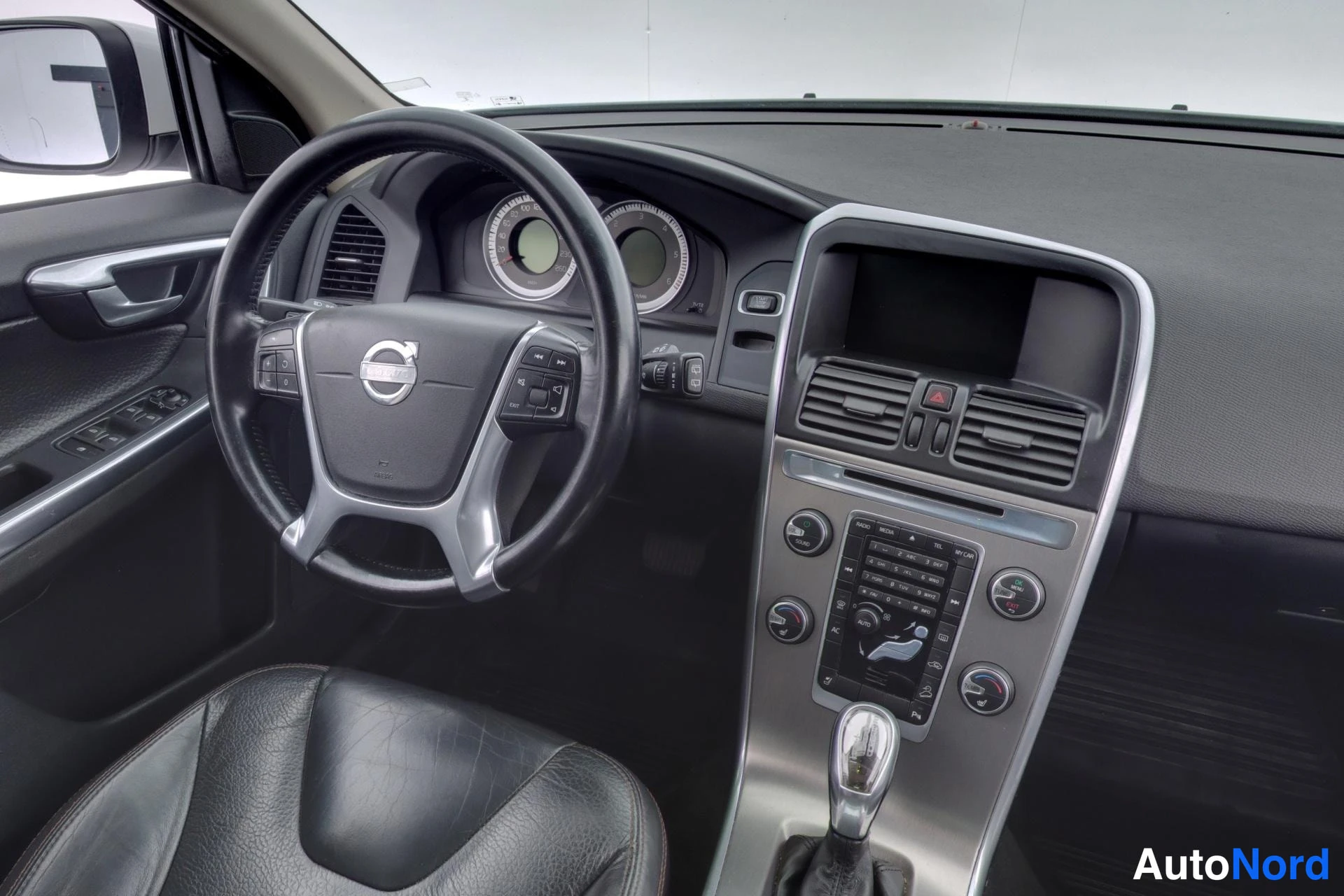 Valkoinen Volvo XC60 2013, ohjaamo, kuva 9