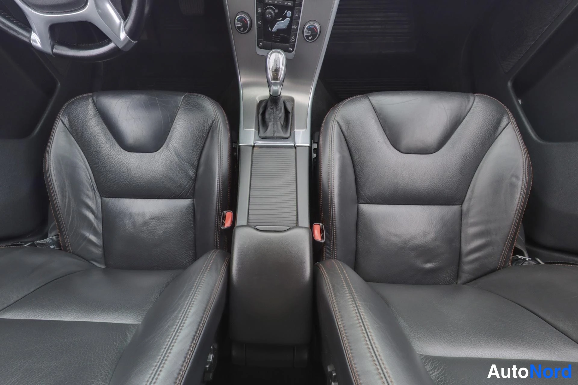 Valkoinen Volvo XC60 2013, etuistuimet, kuva 12