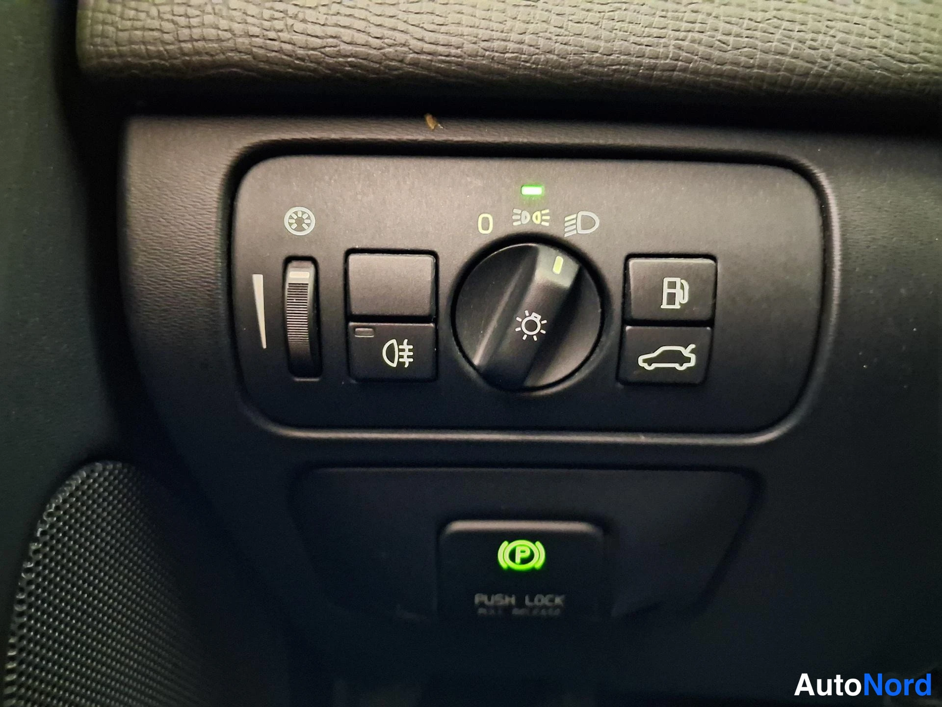 Valkoinen Volvo XC60 2013, yksityiskohta, kuva 23