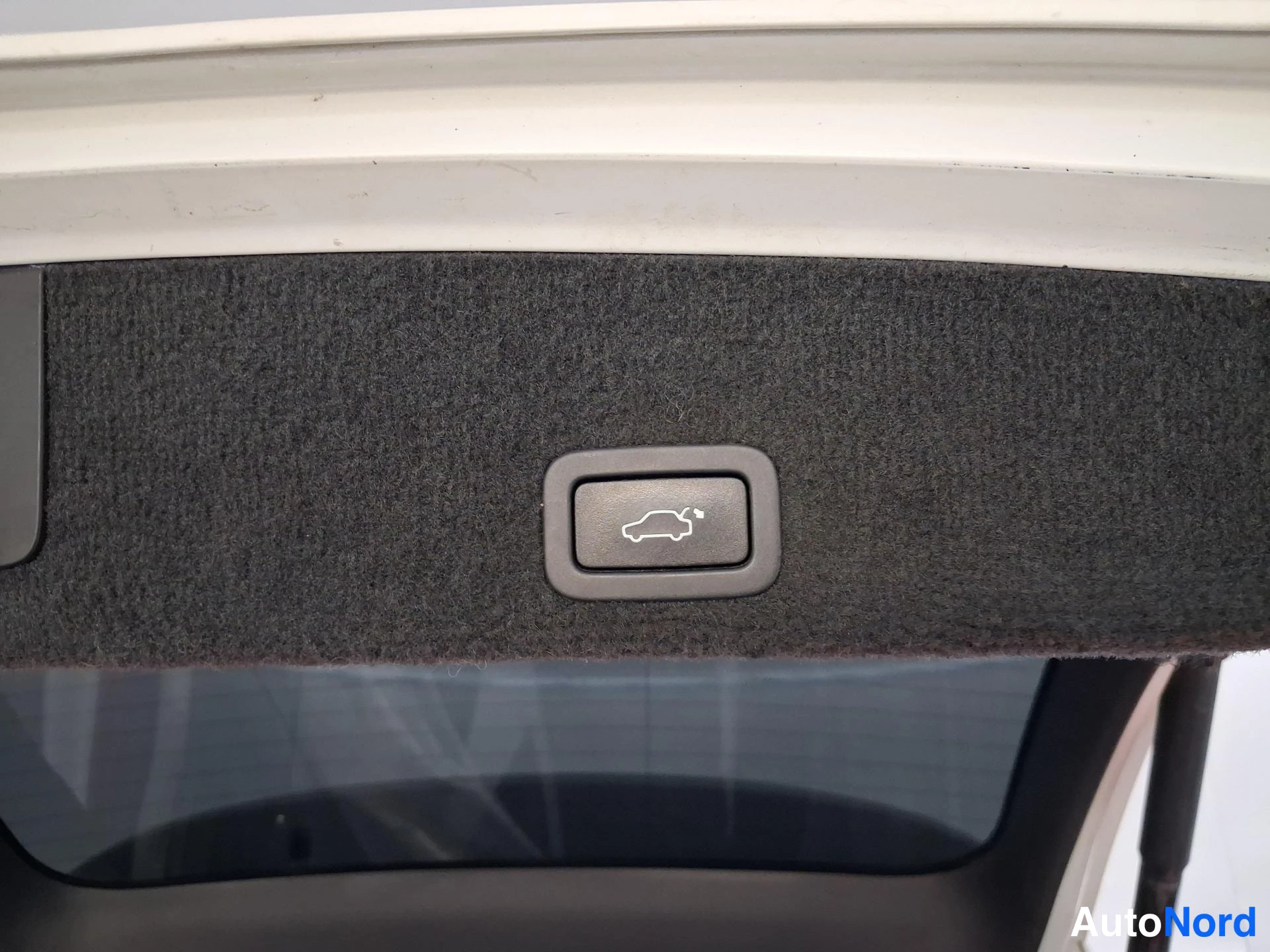 Valkoinen Volvo XC60 2013, yksityiskohta, kuva 22