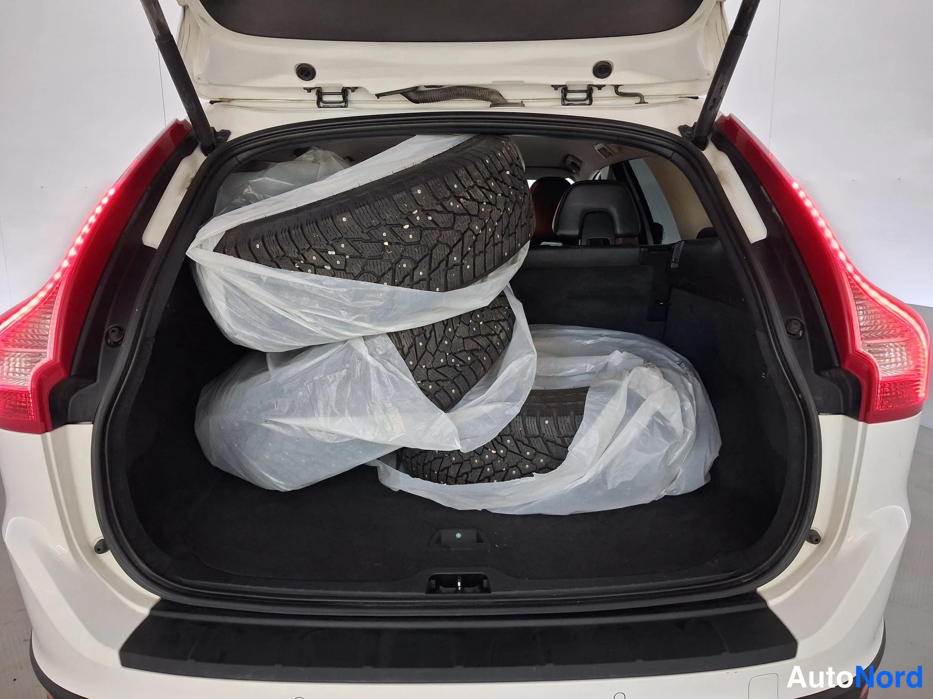 Valkoinen Volvo XC60 2013, tavaratila, kuva 15