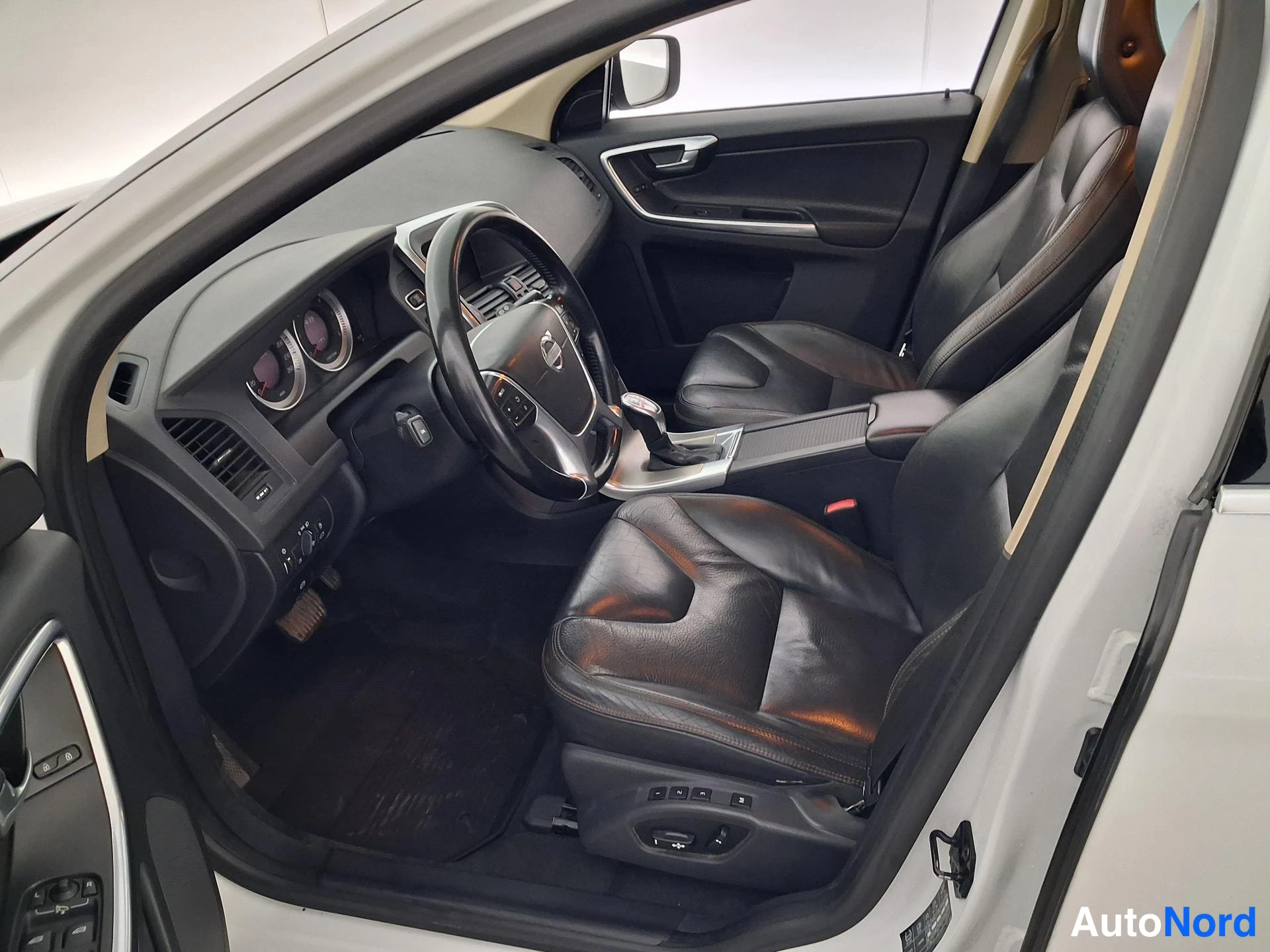 Valkoinen Volvo XC60 2013, ohjaamo, kuva 7