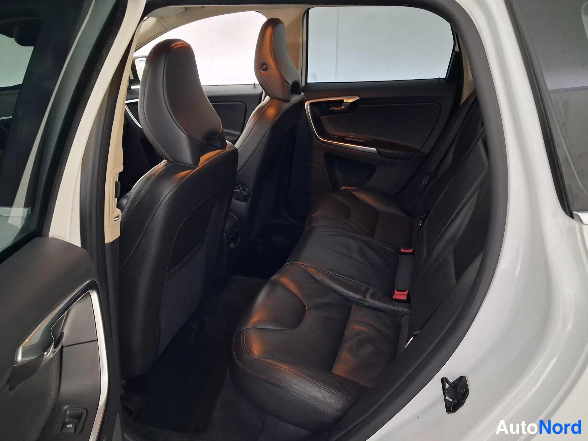 Valkoinen Volvo XC60 2013, takaistuimet, kuva 13