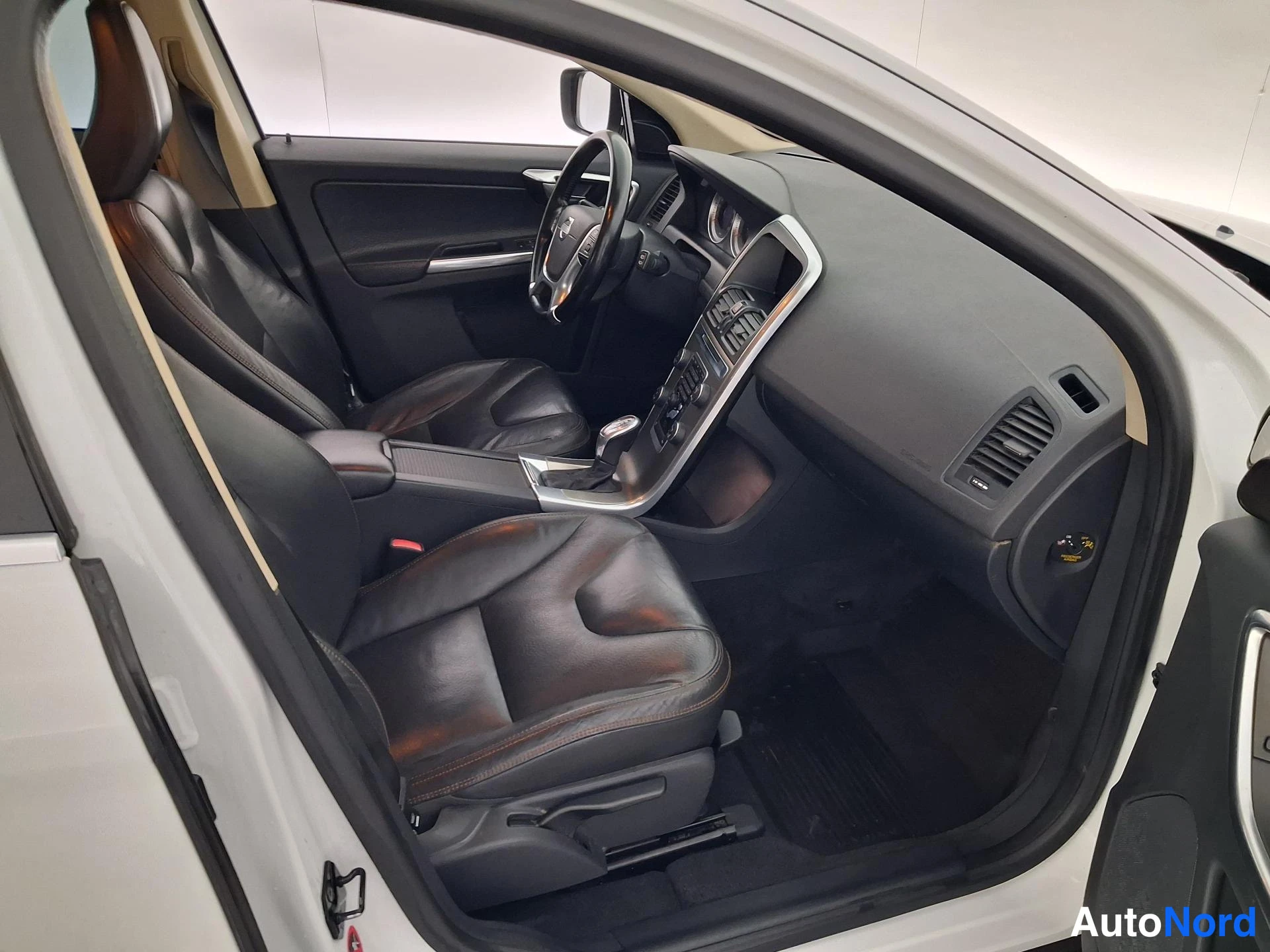 Valkoinen Volvo XC60 2013, ohjaamo, kuva 11