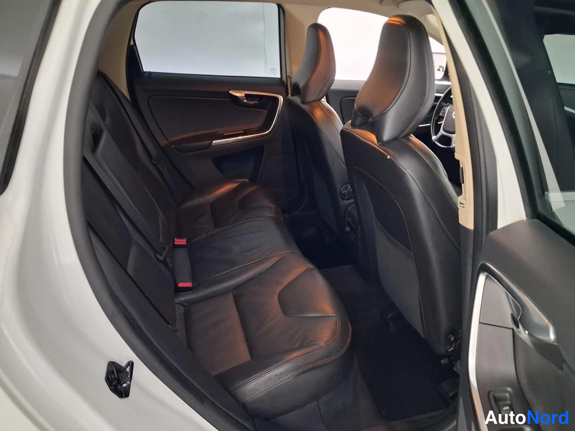 Valkoinen Volvo XC60 2013, takaistuimet, kuva 14